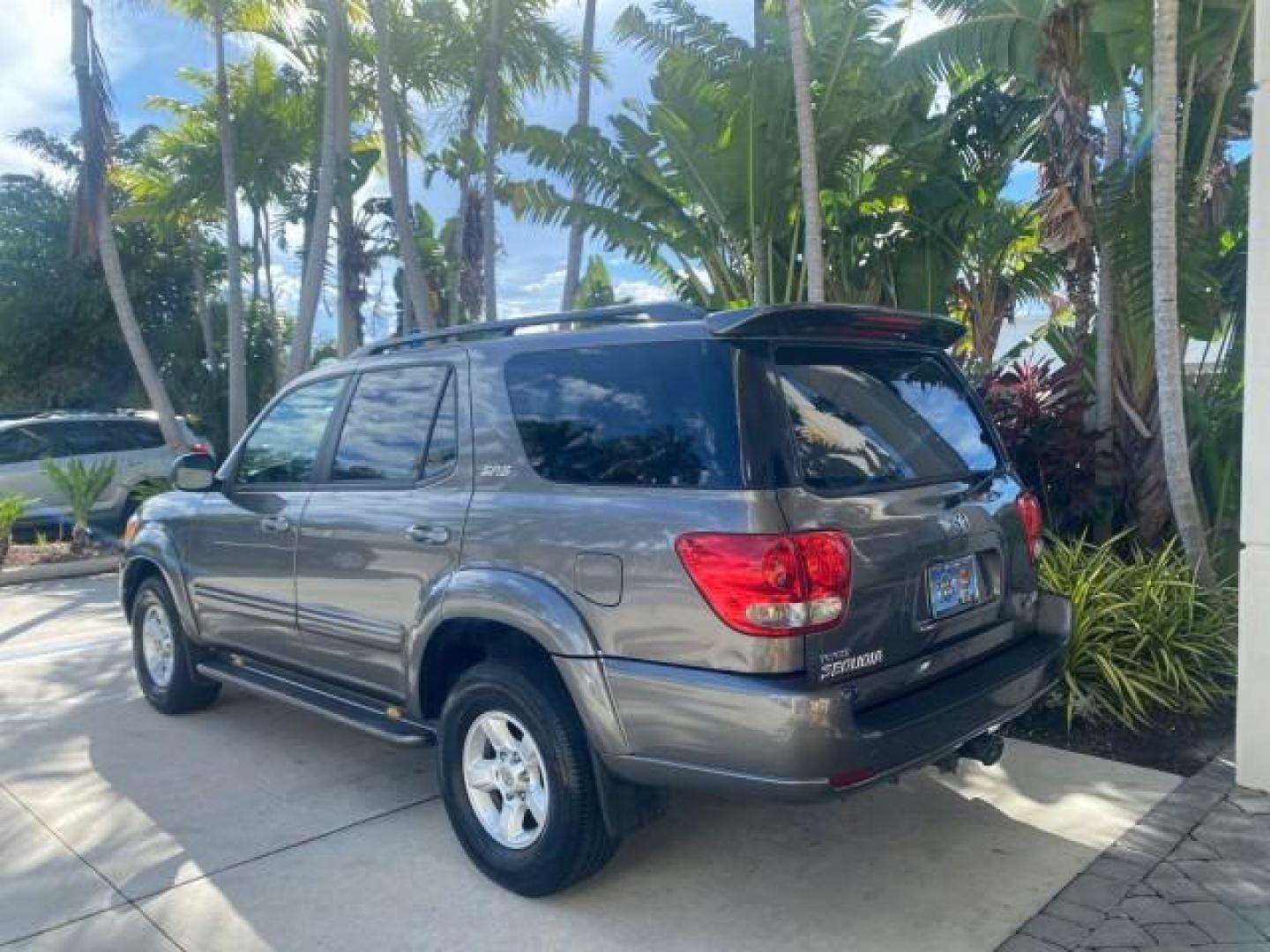 2007 Phantom Gray Pearl /Light Charcoal Toyota Sequoia SR5 LEATHER LIKE NEW (5TDZT34A47S) with an 4.7L DOHC EFI 32-Valve V8 i-Force VVT-i Engine engine, Automatic transmission, located at 4701 North Dixie Hwy, Pompano Beach, FL, 33064, (954) 422-2889, 26.240938, -80.123474 - OUR WEBPAGE FLORIDACARS1.COM HAS OVER 100 PHOTOS AND FREE CARFAX LINK 2007 TOYOTA SEQUOIA SR5 VIN: 5TDZT34A47S287188 5 T D Z T 3 4 A 4 7 S 2 8 7 1 8 8 4 DOOR WAGON/SPORT UTILITY 4.7L V8 F DOHC 32V GASOLINE REAR WHEEL DRIVE Features ABS Brakes Air Conditioning AM/FM Stereo Automatic Transmission Cass - Photo#5