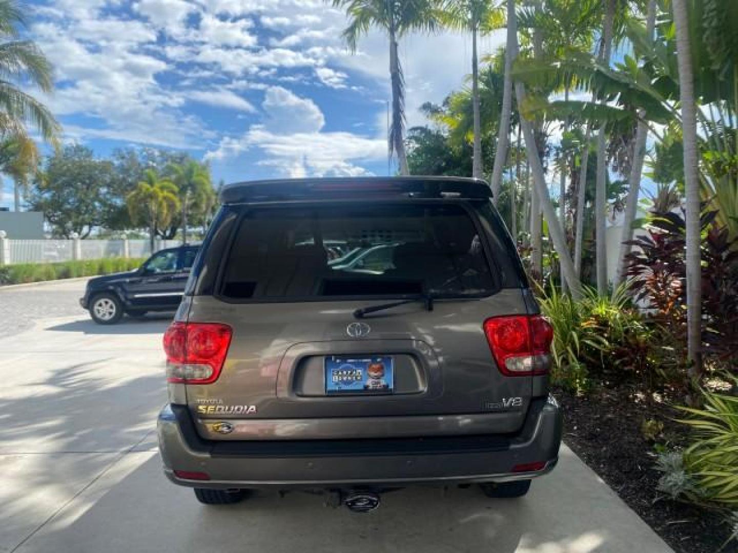 2007 Phantom Gray Pearl /Light Charcoal Toyota Sequoia SR5 LEATHER LIKE NEW (5TDZT34A47S) with an 4.7L DOHC EFI 32-Valve V8 i-Force VVT-i Engine engine, Automatic transmission, located at 4701 North Dixie Hwy, Pompano Beach, FL, 33064, (954) 422-2889, 26.240938, -80.123474 - OUR WEBPAGE FLORIDACARS1.COM HAS OVER 100 PHOTOS AND FREE CARFAX LINK 2007 TOYOTA SEQUOIA SR5 VIN: 5TDZT34A47S287188 5 T D Z T 3 4 A 4 7 S 2 8 7 1 8 8 4 DOOR WAGON/SPORT UTILITY 4.7L V8 F DOHC 32V GASOLINE REAR WHEEL DRIVE Features ABS Brakes Air Conditioning AM/FM Stereo Automatic Transmission Cass - Photo#6