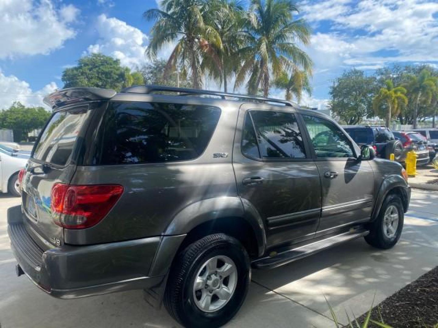 2007 Phantom Gray Pearl /Light Charcoal Toyota Sequoia SR5 LEATHER LIKE NEW (5TDZT34A47S) with an 4.7L DOHC EFI 32-Valve V8 i-Force VVT-i Engine engine, Automatic transmission, located at 4701 North Dixie Hwy, Pompano Beach, FL, 33064, (954) 422-2889, 26.240938, -80.123474 - OUR WEBPAGE FLORIDACARS1.COM HAS OVER 100 PHOTOS AND FREE CARFAX LINK 2007 TOYOTA SEQUOIA SR5 VIN: 5TDZT34A47S287188 5 T D Z T 3 4 A 4 7 S 2 8 7 1 8 8 4 DOOR WAGON/SPORT UTILITY 4.7L V8 F DOHC 32V GASOLINE REAR WHEEL DRIVE Features ABS Brakes Air Conditioning AM/FM Stereo Automatic Transmission Cass - Photo#7