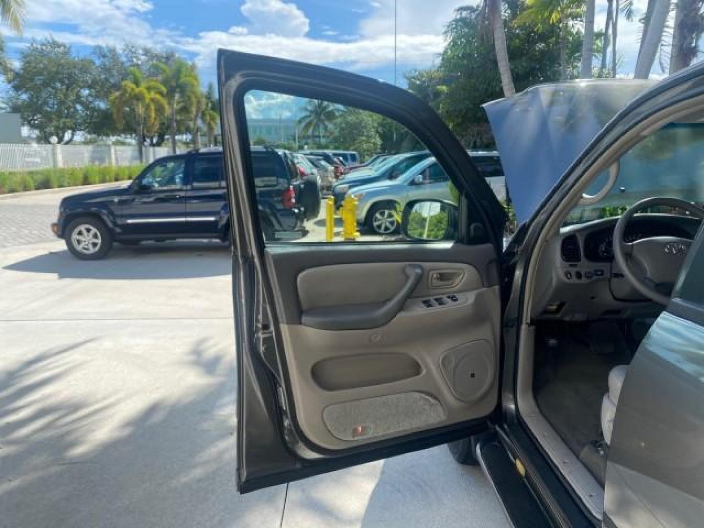 2007 Phantom Gray Pearl /Light Charcoal Toyota Sequoia SR5 LEATHER LIKE NEW (5TDZT34A47S) with an 4.7L DOHC EFI 32-Valve V8 i-Force VVT-i Engine engine, Automatic transmission, located at 4701 North Dixie Hwy, Pompano Beach, FL, 33064, (954) 422-2889, 26.240938, -80.123474 - OUR WEBPAGE FLORIDACARS1.COM HAS OVER 100 PHOTOS AND FREE CARFAX LINK 2007 TOYOTA SEQUOIA SR5 VIN: 5TDZT34A47S287188 5 T D Z T 3 4 A 4 7 S 2 8 7 1 8 8 4 DOOR WAGON/SPORT UTILITY 4.7L V8 F DOHC 32V GASOLINE REAR WHEEL DRIVE Features ABS Brakes Air Conditioning AM/FM Stereo Automatic Transmission Cass - Photo#9