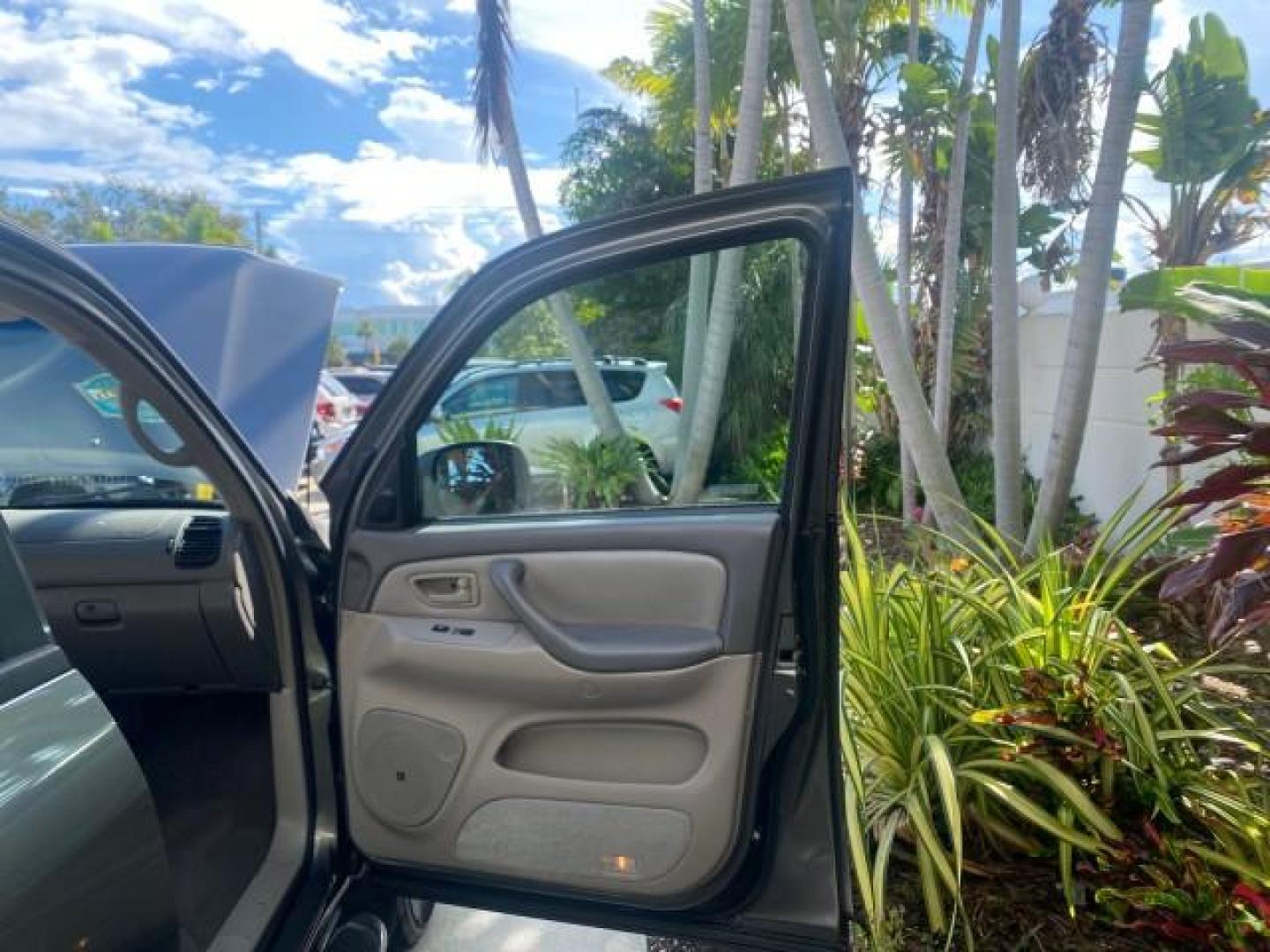 2007 Phantom Gray Pearl /Light Charcoal Toyota Sequoia SR5 LEATHER LIKE NEW (5TDZT34A47S) with an 4.7L DOHC EFI 32-Valve V8 i-Force VVT-i Engine engine, Automatic transmission, located at 4701 North Dixie Hwy, Pompano Beach, FL, 33064, (954) 422-2889, 26.240938, -80.123474 - OUR WEBPAGE FLORIDACARS1.COM HAS OVER 100 PHOTOS AND FREE CARFAX LINK 2007 TOYOTA SEQUOIA SR5 VIN: 5TDZT34A47S287188 5 T D Z T 3 4 A 4 7 S 2 8 7 1 8 8 4 DOOR WAGON/SPORT UTILITY 4.7L V8 F DOHC 32V GASOLINE REAR WHEEL DRIVE Features ABS Brakes Air Conditioning AM/FM Stereo Automatic Transmission Cass - Photo#11