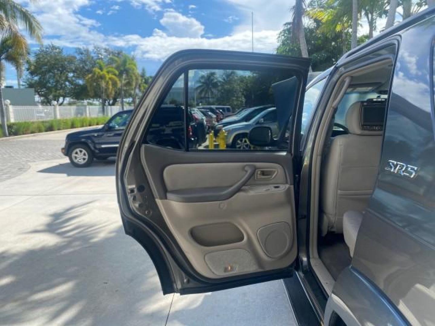 2007 Phantom Gray Pearl /Light Charcoal Toyota Sequoia SR5 LEATHER LIKE NEW (5TDZT34A47S) with an 4.7L DOHC EFI 32-Valve V8 i-Force VVT-i Engine engine, Automatic transmission, located at 4701 North Dixie Hwy, Pompano Beach, FL, 33064, (954) 422-2889, 26.240938, -80.123474 - OUR WEBPAGE FLORIDACARS1.COM HAS OVER 100 PHOTOS AND FREE CARFAX LINK 2007 TOYOTA SEQUOIA SR5 VIN: 5TDZT34A47S287188 5 T D Z T 3 4 A 4 7 S 2 8 7 1 8 8 4 DOOR WAGON/SPORT UTILITY 4.7L V8 F DOHC 32V GASOLINE REAR WHEEL DRIVE Features ABS Brakes Air Conditioning AM/FM Stereo Automatic Transmission Cass - Photo#13
