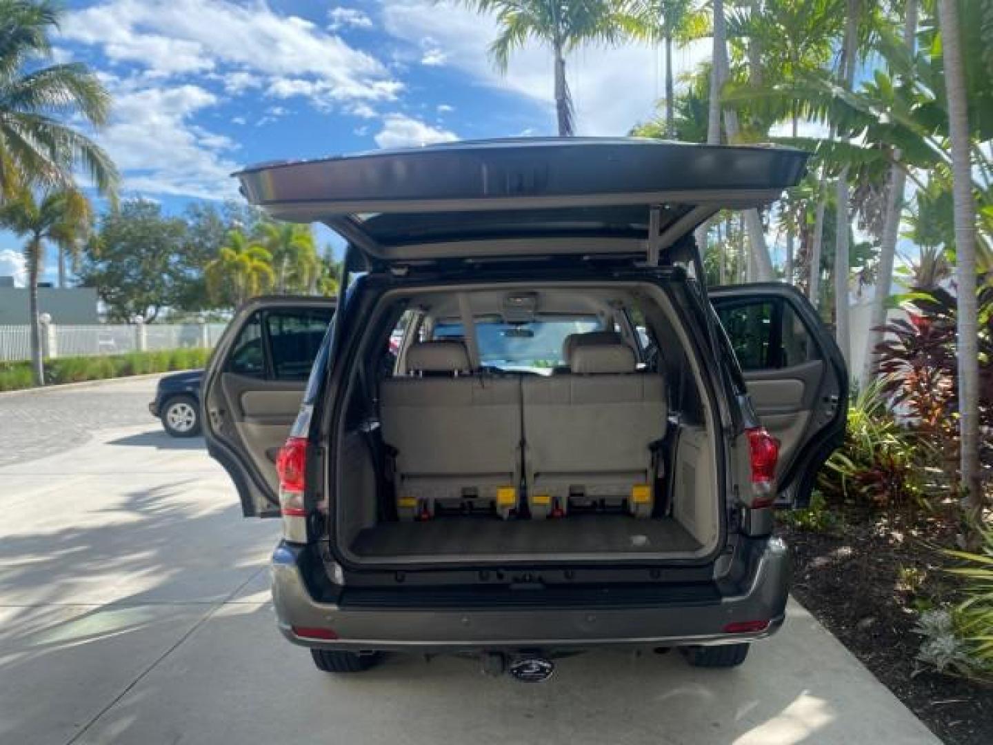 2007 Phantom Gray Pearl /Light Charcoal Toyota Sequoia SR5 LEATHER LIKE NEW (5TDZT34A47S) with an 4.7L DOHC EFI 32-Valve V8 i-Force VVT-i Engine engine, Automatic transmission, located at 4701 North Dixie Hwy, Pompano Beach, FL, 33064, (954) 422-2889, 26.240938, -80.123474 - OUR WEBPAGE FLORIDACARS1.COM HAS OVER 100 PHOTOS AND FREE CARFAX LINK 2007 TOYOTA SEQUOIA SR5 VIN: 5TDZT34A47S287188 5 T D Z T 3 4 A 4 7 S 2 8 7 1 8 8 4 DOOR WAGON/SPORT UTILITY 4.7L V8 F DOHC 32V GASOLINE REAR WHEEL DRIVE Features ABS Brakes Air Conditioning AM/FM Stereo Automatic Transmission Cass - Photo#15