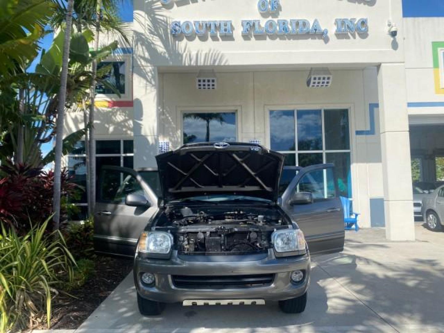 2007 Phantom Gray Pearl /Light Charcoal Toyota Sequoia SR5 LEATHER LIKE NEW (5TDZT34A47S) with an 4.7L DOHC EFI 32-Valve V8 i-Force VVT-i Engine engine, Automatic transmission, located at 4701 North Dixie Hwy, Pompano Beach, FL, 33064, (954) 422-2889, 26.240938, -80.123474 - OUR WEBPAGE FLORIDACARS1.COM HAS OVER 100 PHOTOS AND FREE CARFAX LINK 2007 TOYOTA SEQUOIA SR5 VIN: 5TDZT34A47S287188 5 T D Z T 3 4 A 4 7 S 2 8 7 1 8 8 4 DOOR WAGON/SPORT UTILITY 4.7L V8 F DOHC 32V GASOLINE REAR WHEEL DRIVE Features ABS Brakes Air Conditioning AM/FM Stereo Automatic Transmission Cass - Photo#16