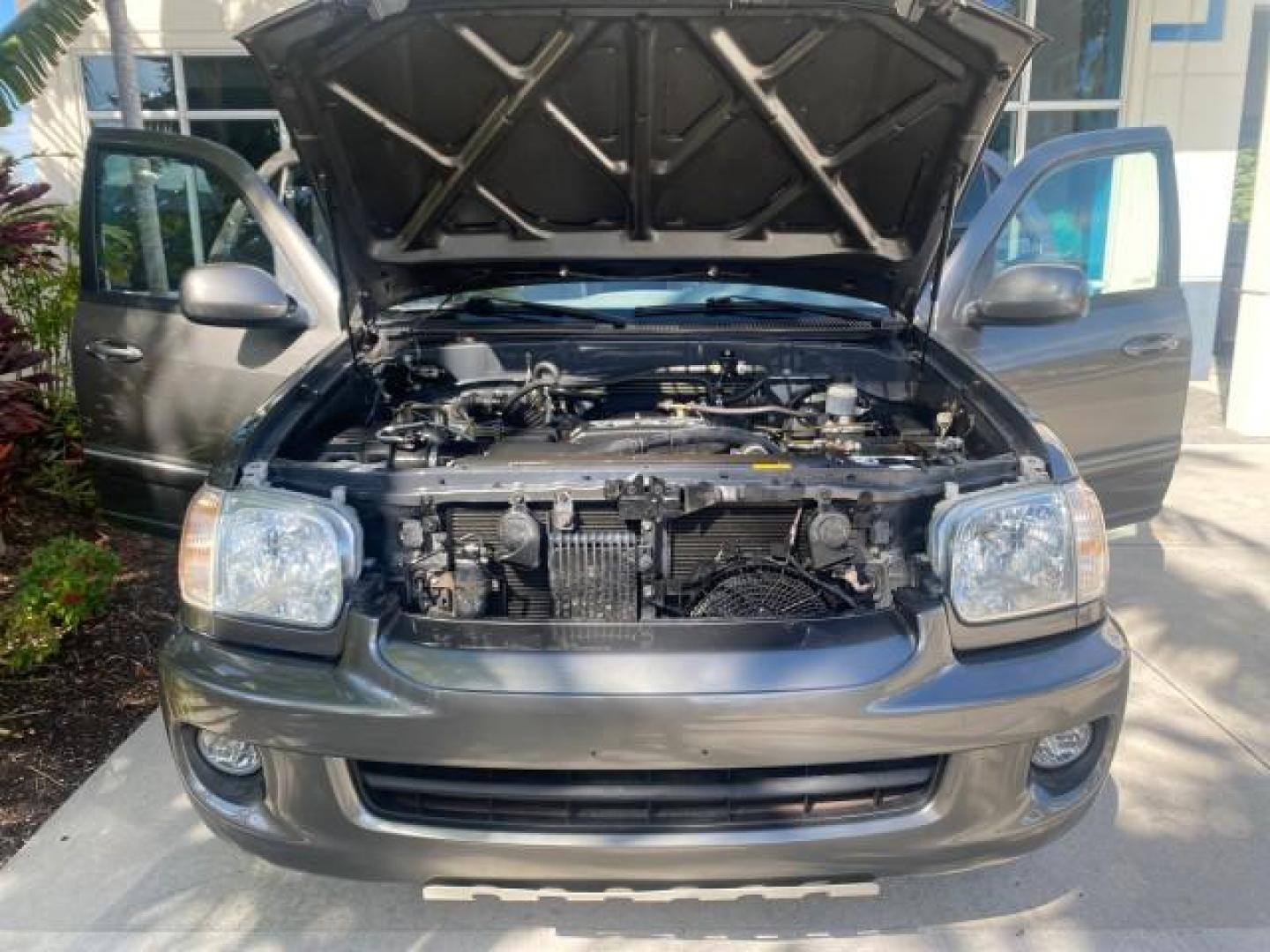2007 Phantom Gray Pearl /Light Charcoal Toyota Sequoia SR5 LEATHER LIKE NEW (5TDZT34A47S) with an 4.7L DOHC EFI 32-Valve V8 i-Force VVT-i Engine engine, Automatic transmission, located at 4701 North Dixie Hwy, Pompano Beach, FL, 33064, (954) 422-2889, 26.240938, -80.123474 - OUR WEBPAGE FLORIDACARS1.COM HAS OVER 100 PHOTOS AND FREE CARFAX LINK 2007 TOYOTA SEQUOIA SR5 VIN: 5TDZT34A47S287188 5 T D Z T 3 4 A 4 7 S 2 8 7 1 8 8 4 DOOR WAGON/SPORT UTILITY 4.7L V8 F DOHC 32V GASOLINE REAR WHEEL DRIVE Features ABS Brakes Air Conditioning AM/FM Stereo Automatic Transmission Cass - Photo#17