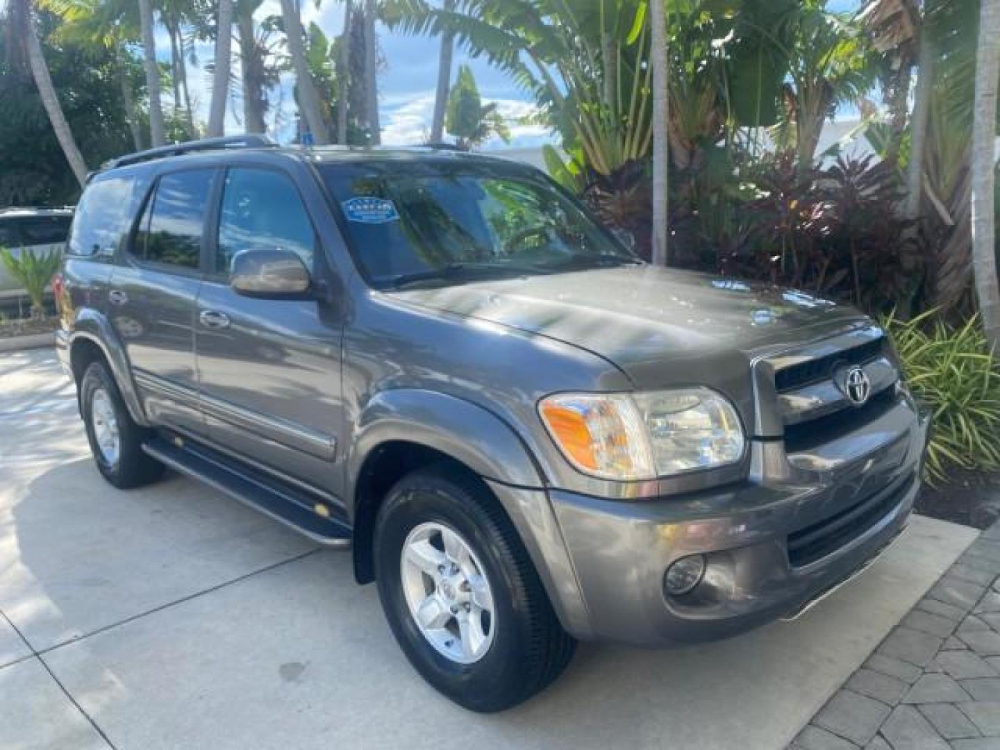 2007 Phantom Gray Pearl /Light Charcoal Toyota Sequoia SR5 LEATHER LIKE NEW (5TDZT34A47S) with an 4.7L DOHC EFI 32-Valve V8 i-Force VVT-i Engine engine, Automatic transmission, located at 4701 North Dixie Hwy, Pompano Beach, FL, 33064, (954) 422-2889, 26.240938, -80.123474 - OUR WEBPAGE FLORIDACARS1.COM HAS OVER 100 PHOTOS AND FREE CARFAX LINK 2007 TOYOTA SEQUOIA SR5 VIN: 5TDZT34A47S287188 5 T D Z T 3 4 A 4 7 S 2 8 7 1 8 8 4 DOOR WAGON/SPORT UTILITY 4.7L V8 F DOHC 32V GASOLINE REAR WHEEL DRIVE Features ABS Brakes Air Conditioning AM/FM Stereo Automatic Transmission Cass - Photo#24