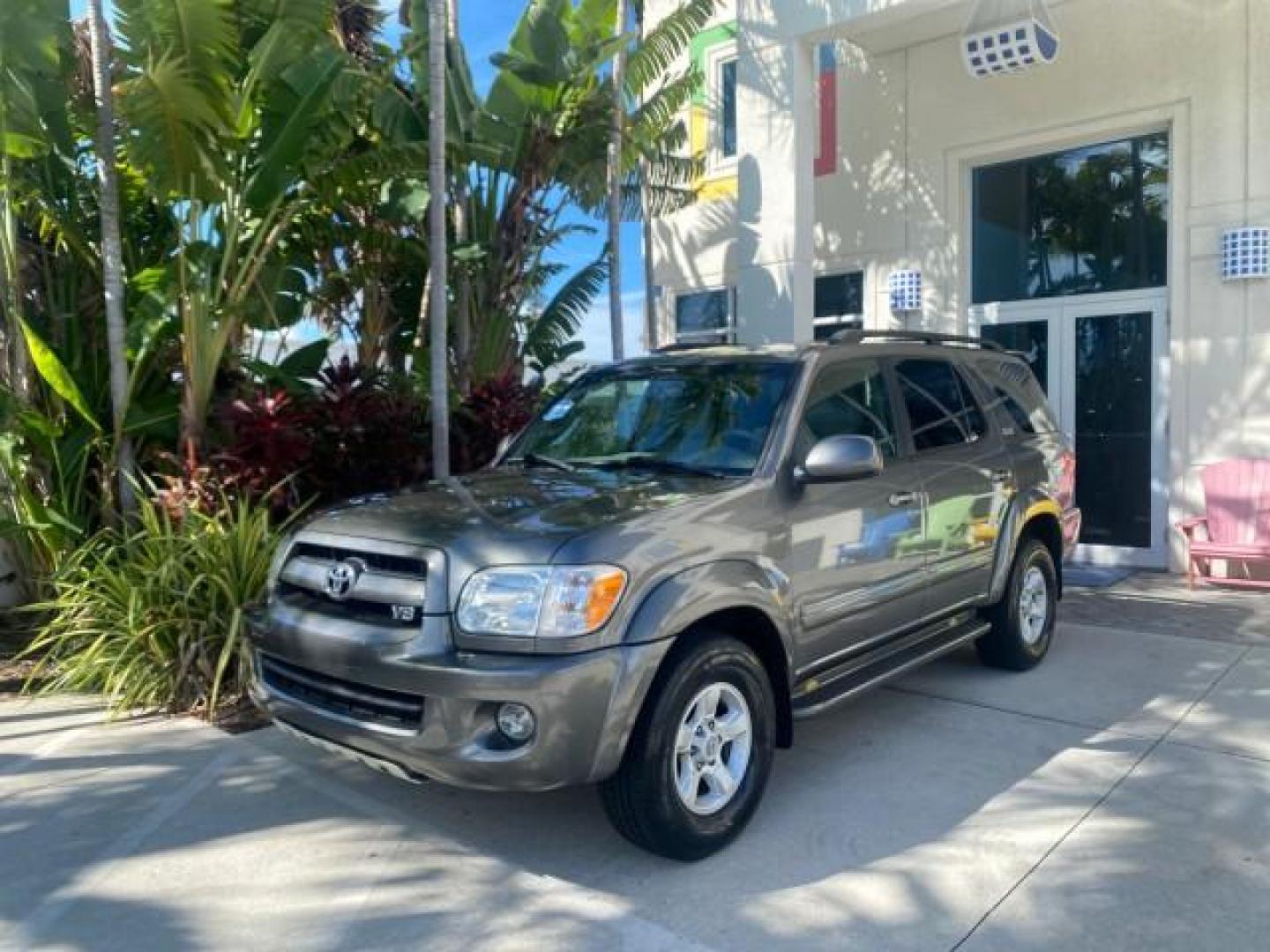 2007 Phantom Gray Pearl /Light Charcoal Toyota Sequoia SR5 LEATHER LIKE NEW (5TDZT34A47S) with an 4.7L DOHC EFI 32-Valve V8 i-Force VVT-i Engine engine, Automatic transmission, located at 4701 North Dixie Hwy, Pompano Beach, FL, 33064, (954) 422-2889, 26.240938, -80.123474 - OUR WEBPAGE FLORIDACARS1.COM HAS OVER 100 PHOTOS AND FREE CARFAX LINK 2007 TOYOTA SEQUOIA SR5 VIN: 5TDZT34A47S287188 5 T D Z T 3 4 A 4 7 S 2 8 7 1 8 8 4 DOOR WAGON/SPORT UTILITY 4.7L V8 F DOHC 32V GASOLINE REAR WHEEL DRIVE Features ABS Brakes Air Conditioning AM/FM Stereo Automatic Transmission Cass - Photo#29