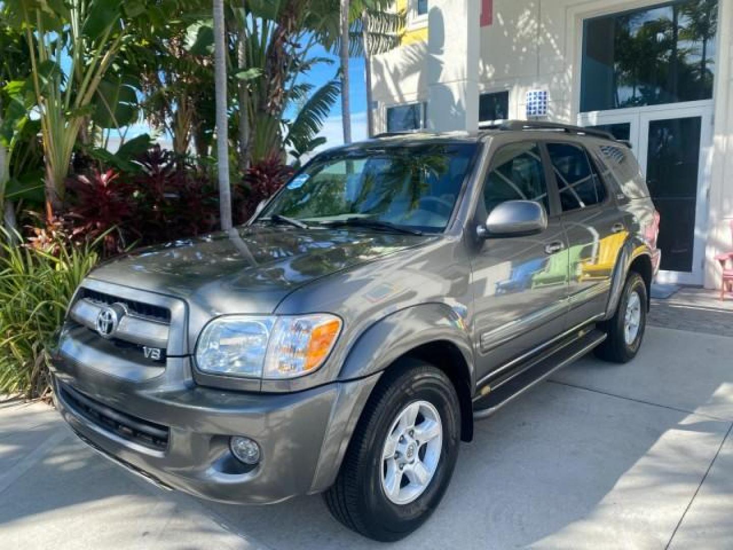 2007 Phantom Gray Pearl /Light Charcoal Toyota Sequoia SR5 LEATHER LIKE NEW (5TDZT34A47S) with an 4.7L DOHC EFI 32-Valve V8 i-Force VVT-i Engine engine, Automatic transmission, located at 4701 North Dixie Hwy, Pompano Beach, FL, 33064, (954) 422-2889, 26.240938, -80.123474 - OUR WEBPAGE FLORIDACARS1.COM HAS OVER 100 PHOTOS AND FREE CARFAX LINK 2007 TOYOTA SEQUOIA SR5 VIN: 5TDZT34A47S287188 5 T D Z T 3 4 A 4 7 S 2 8 7 1 8 8 4 DOOR WAGON/SPORT UTILITY 4.7L V8 F DOHC 32V GASOLINE REAR WHEEL DRIVE Features ABS Brakes Air Conditioning AM/FM Stereo Automatic Transmission Cass - Photo#30