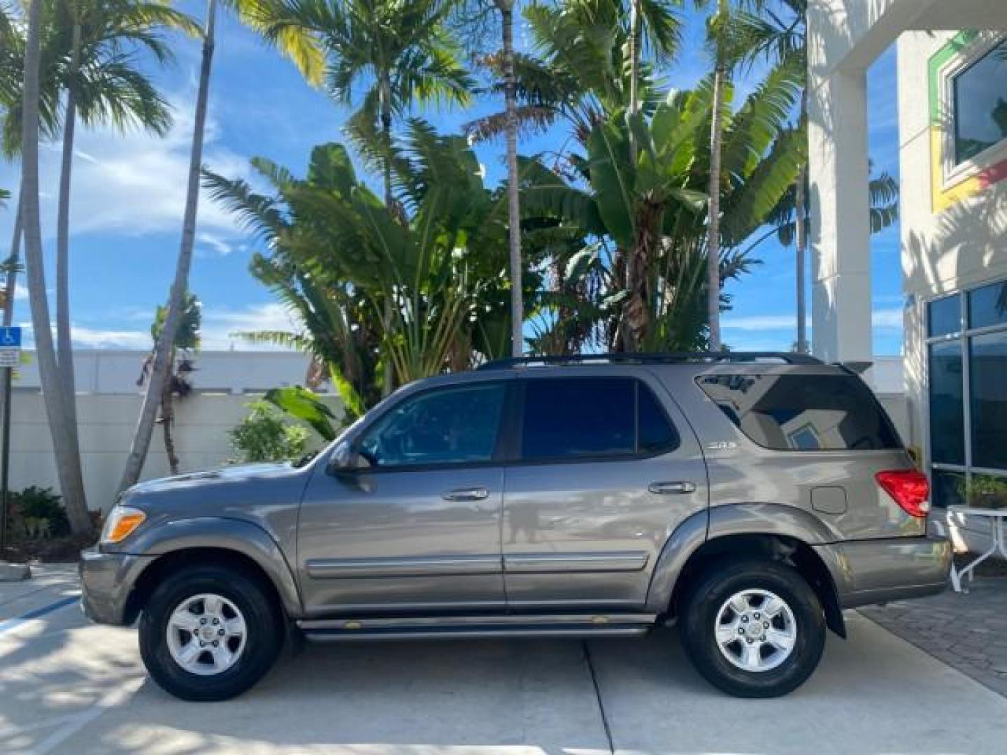 2007 Phantom Gray Pearl /Light Charcoal Toyota Sequoia SR5 LEATHER LIKE NEW (5TDZT34A47S) with an 4.7L DOHC EFI 32-Valve V8 i-Force VVT-i Engine engine, Automatic transmission, located at 4701 North Dixie Hwy, Pompano Beach, FL, 33064, (954) 422-2889, 26.240938, -80.123474 - OUR WEBPAGE FLORIDACARS1.COM HAS OVER 100 PHOTOS AND FREE CARFAX LINK 2007 TOYOTA SEQUOIA SR5 VIN: 5TDZT34A47S287188 5 T D Z T 3 4 A 4 7 S 2 8 7 1 8 8 4 DOOR WAGON/SPORT UTILITY 4.7L V8 F DOHC 32V GASOLINE REAR WHEEL DRIVE Features ABS Brakes Air Conditioning AM/FM Stereo Automatic Transmission Cass - Photo#31