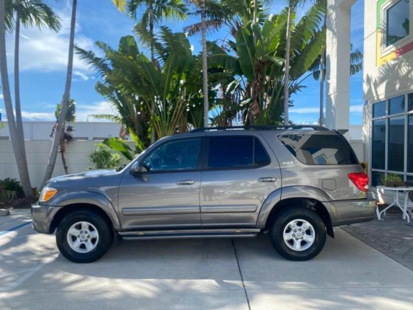 2007 Phantom Gray Pearl /Light Charcoal Toyota Sequoia SR5 LEATHER LIKE NEW (5TDZT34A47S) with an 4.7L DOHC EFI 32-Valve V8 i-Force VVT-i Engine engine, Automatic transmission, located at 4701 North Dixie Hwy, Pompano Beach, FL, 33064, (954) 422-2889, 26.240938, -80.123474 - OUR WEBPAGE FLORIDACARS1.COM HAS OVER 100 PHOTOS AND FREE CARFAX LINK 2007 TOYOTA SEQUOIA SR5 VIN: 5TDZT34A47S287188 5 T D Z T 3 4 A 4 7 S 2 8 7 1 8 8 4 DOOR WAGON/SPORT UTILITY 4.7L V8 F DOHC 32V GASOLINE REAR WHEEL DRIVE Features ABS Brakes Air Conditioning AM/FM Stereo Automatic Transmission Cass - Photo#32