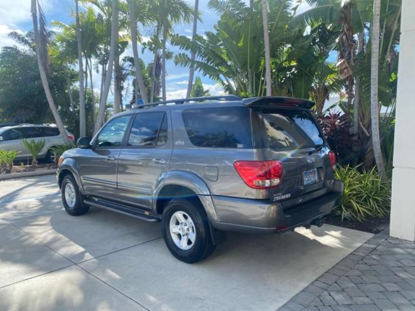 2007 Phantom Gray Pearl /Light Charcoal Toyota Sequoia SR5 LEATHER LIKE NEW (5TDZT34A47S) with an 4.7L DOHC EFI 32-Valve V8 i-Force VVT-i Engine engine, Automatic transmission, located at 4701 North Dixie Hwy, Pompano Beach, FL, 33064, (954) 422-2889, 26.240938, -80.123474 - OUR WEBPAGE FLORIDACARS1.COM HAS OVER 100 PHOTOS AND FREE CARFAX LINK 2007 TOYOTA SEQUOIA SR5 VIN: 5TDZT34A47S287188 5 T D Z T 3 4 A 4 7 S 2 8 7 1 8 8 4 DOOR WAGON/SPORT UTILITY 4.7L V8 F DOHC 32V GASOLINE REAR WHEEL DRIVE Features ABS Brakes Air Conditioning AM/FM Stereo Automatic Transmission Cass - Photo#33