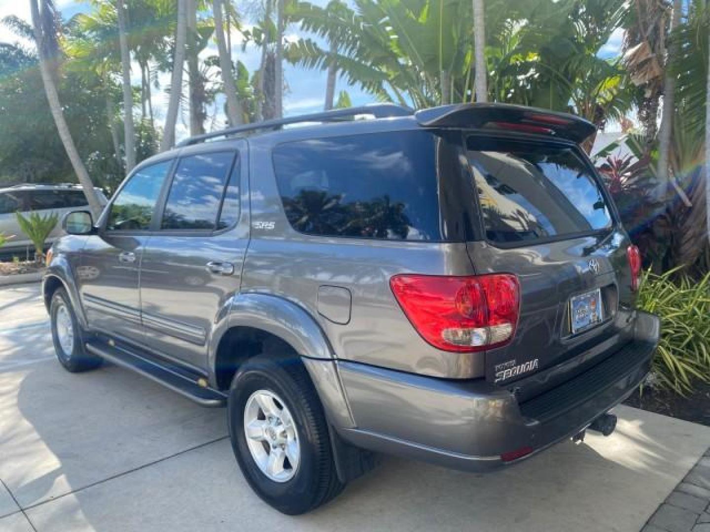 2007 Phantom Gray Pearl /Light Charcoal Toyota Sequoia SR5 LEATHER LIKE NEW (5TDZT34A47S) with an 4.7L DOHC EFI 32-Valve V8 i-Force VVT-i Engine engine, Automatic transmission, located at 4701 North Dixie Hwy, Pompano Beach, FL, 33064, (954) 422-2889, 26.240938, -80.123474 - OUR WEBPAGE FLORIDACARS1.COM HAS OVER 100 PHOTOS AND FREE CARFAX LINK 2007 TOYOTA SEQUOIA SR5 VIN: 5TDZT34A47S287188 5 T D Z T 3 4 A 4 7 S 2 8 7 1 8 8 4 DOOR WAGON/SPORT UTILITY 4.7L V8 F DOHC 32V GASOLINE REAR WHEEL DRIVE Features ABS Brakes Air Conditioning AM/FM Stereo Automatic Transmission Cass - Photo#34