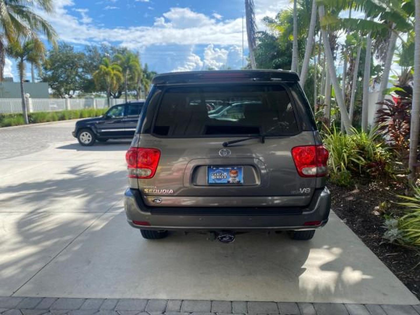 2007 Phantom Gray Pearl /Light Charcoal Toyota Sequoia SR5 LEATHER LIKE NEW (5TDZT34A47S) with an 4.7L DOHC EFI 32-Valve V8 i-Force VVT-i Engine engine, Automatic transmission, located at 4701 North Dixie Hwy, Pompano Beach, FL, 33064, (954) 422-2889, 26.240938, -80.123474 - OUR WEBPAGE FLORIDACARS1.COM HAS OVER 100 PHOTOS AND FREE CARFAX LINK 2007 TOYOTA SEQUOIA SR5 VIN: 5TDZT34A47S287188 5 T D Z T 3 4 A 4 7 S 2 8 7 1 8 8 4 DOOR WAGON/SPORT UTILITY 4.7L V8 F DOHC 32V GASOLINE REAR WHEEL DRIVE Features ABS Brakes Air Conditioning AM/FM Stereo Automatic Transmission Cass - Photo#35