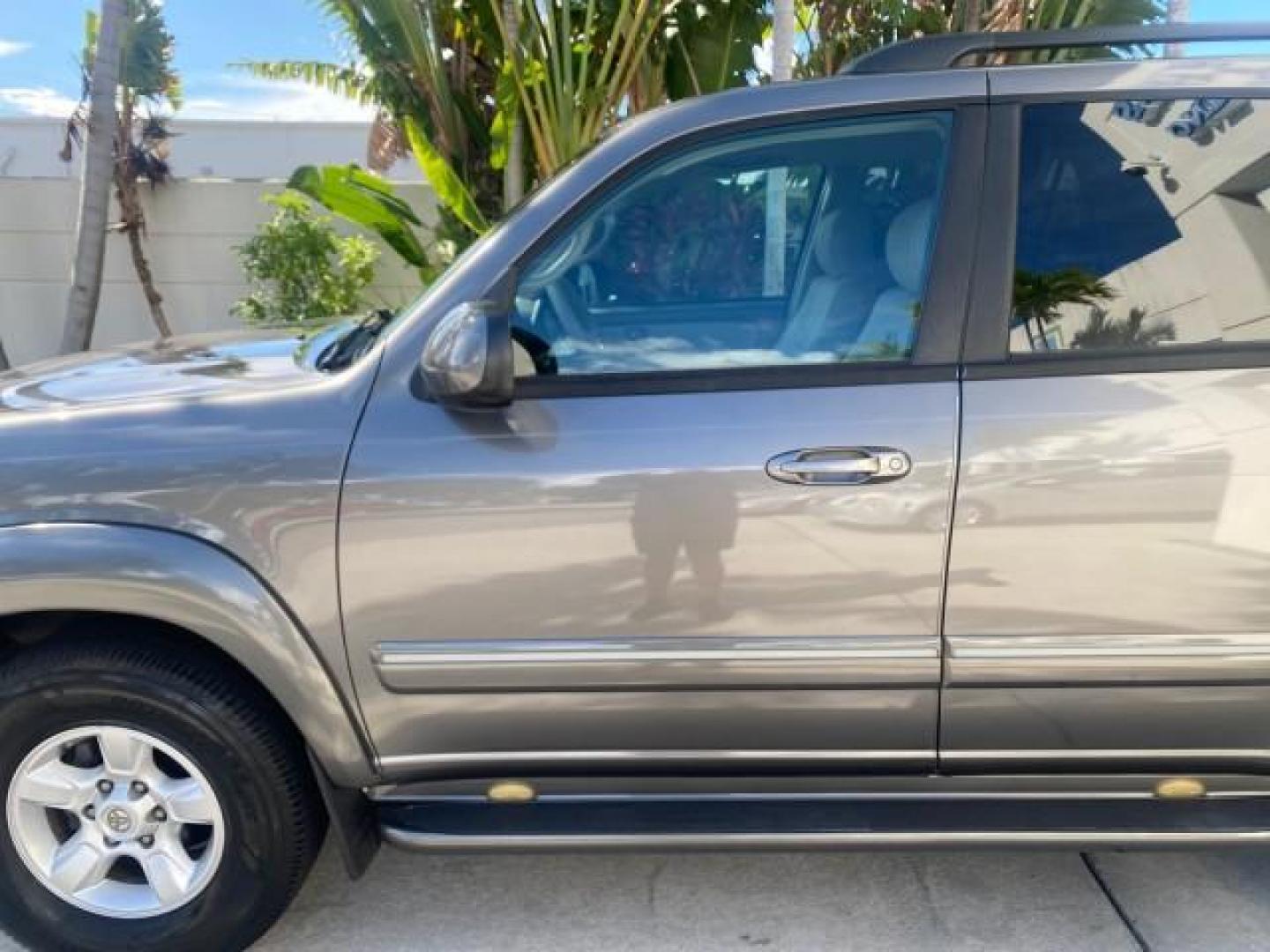 2007 Phantom Gray Pearl /Light Charcoal Toyota Sequoia SR5 LEATHER LIKE NEW (5TDZT34A47S) with an 4.7L DOHC EFI 32-Valve V8 i-Force VVT-i Engine engine, Automatic transmission, located at 4701 North Dixie Hwy, Pompano Beach, FL, 33064, (954) 422-2889, 26.240938, -80.123474 - OUR WEBPAGE FLORIDACARS1.COM HAS OVER 100 PHOTOS AND FREE CARFAX LINK 2007 TOYOTA SEQUOIA SR5 VIN: 5TDZT34A47S287188 5 T D Z T 3 4 A 4 7 S 2 8 7 1 8 8 4 DOOR WAGON/SPORT UTILITY 4.7L V8 F DOHC 32V GASOLINE REAR WHEEL DRIVE Features ABS Brakes Air Conditioning AM/FM Stereo Automatic Transmission Cass - Photo#37