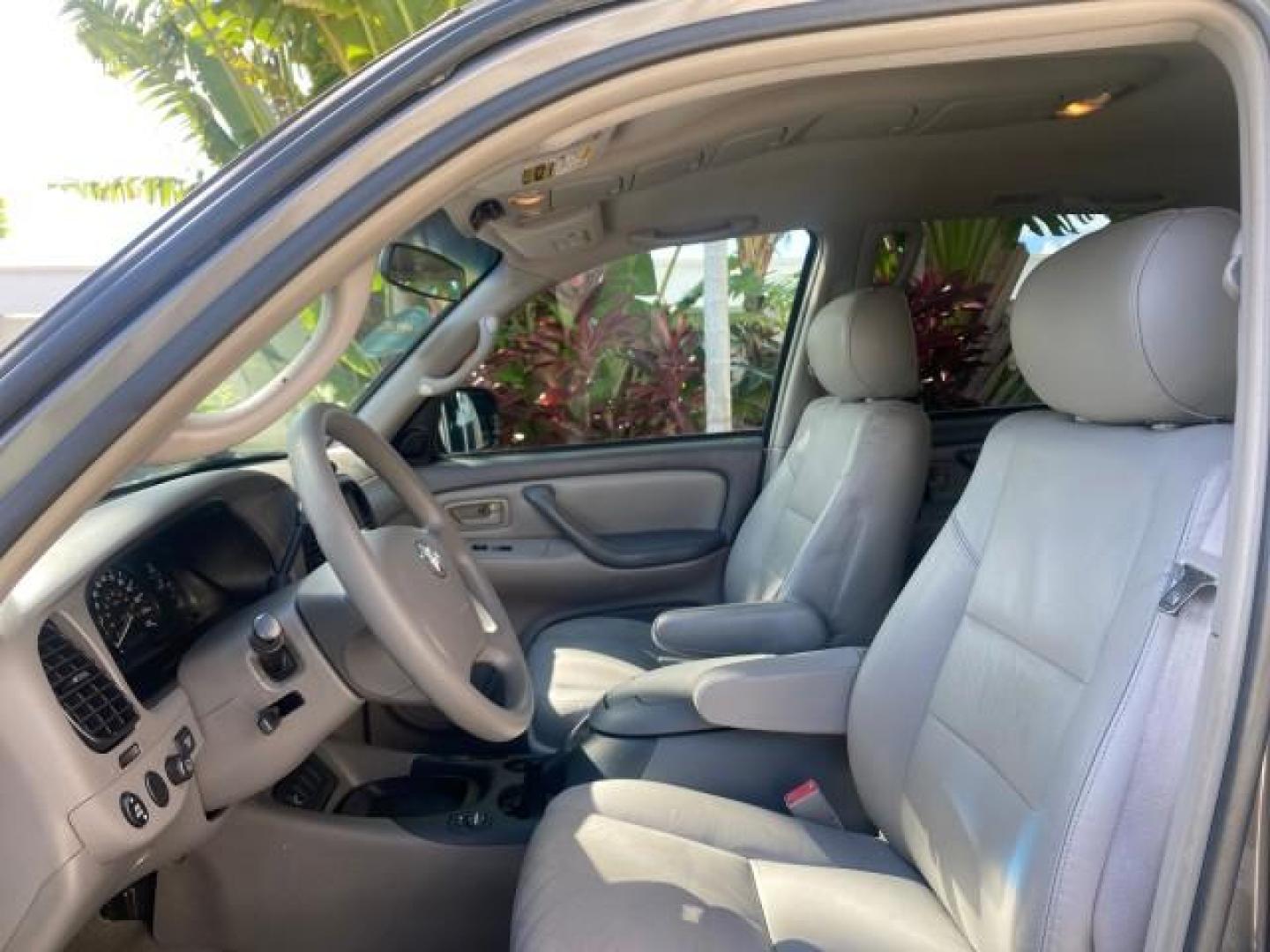 2007 Phantom Gray Pearl /Light Charcoal Toyota Sequoia SR5 LEATHER LIKE NEW (5TDZT34A47S) with an 4.7L DOHC EFI 32-Valve V8 i-Force VVT-i Engine engine, Automatic transmission, located at 4701 North Dixie Hwy, Pompano Beach, FL, 33064, (954) 422-2889, 26.240938, -80.123474 - OUR WEBPAGE FLORIDACARS1.COM HAS OVER 100 PHOTOS AND FREE CARFAX LINK 2007 TOYOTA SEQUOIA SR5 VIN: 5TDZT34A47S287188 5 T D Z T 3 4 A 4 7 S 2 8 7 1 8 8 4 DOOR WAGON/SPORT UTILITY 4.7L V8 F DOHC 32V GASOLINE REAR WHEEL DRIVE Features ABS Brakes Air Conditioning AM/FM Stereo Automatic Transmission Cass - Photo#45