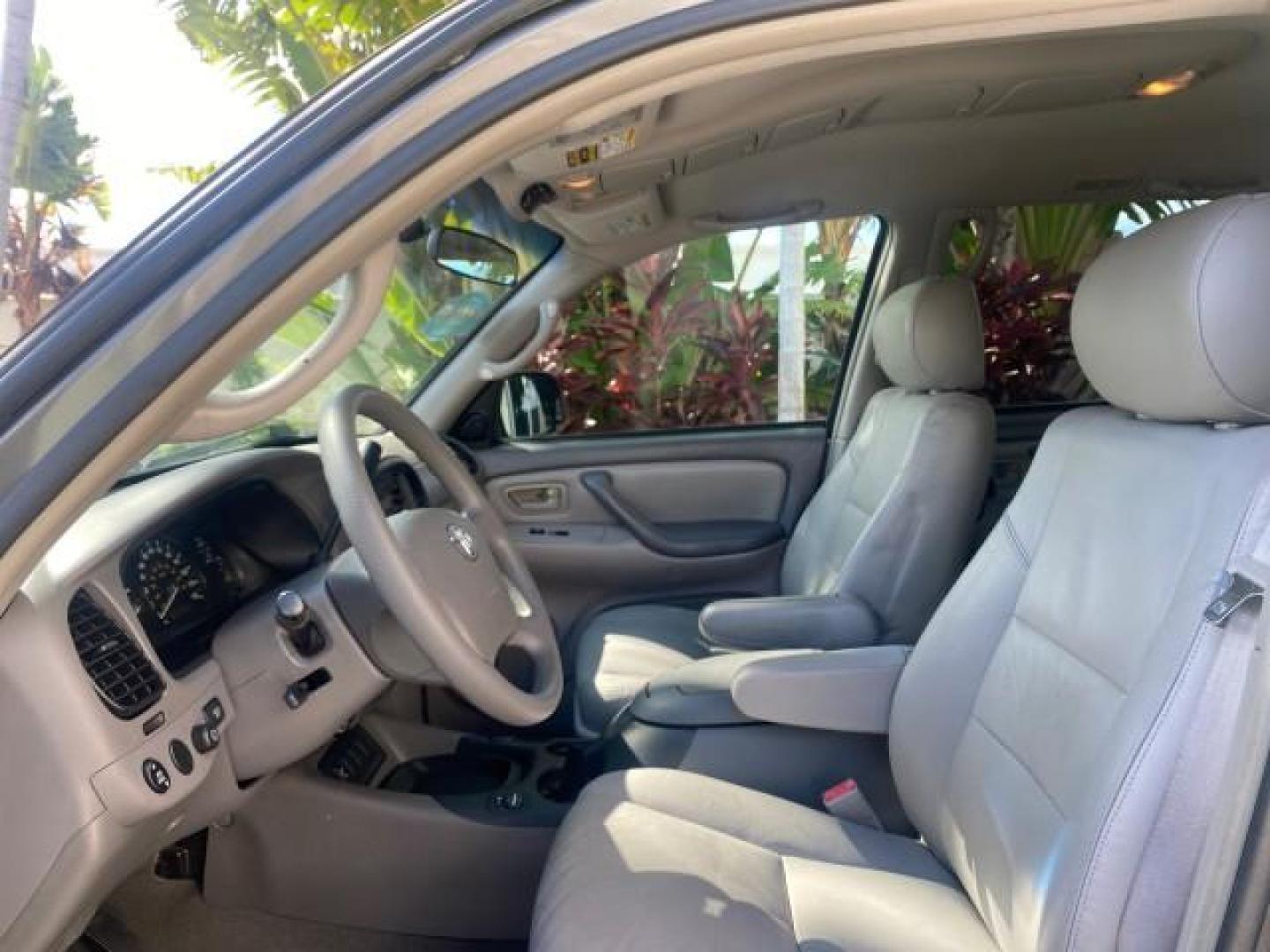 2007 Phantom Gray Pearl /Light Charcoal Toyota Sequoia SR5 LEATHER LIKE NEW (5TDZT34A47S) with an 4.7L DOHC EFI 32-Valve V8 i-Force VVT-i Engine engine, Automatic transmission, located at 4701 North Dixie Hwy, Pompano Beach, FL, 33064, (954) 422-2889, 26.240938, -80.123474 - OUR WEBPAGE FLORIDACARS1.COM HAS OVER 100 PHOTOS AND FREE CARFAX LINK 2007 TOYOTA SEQUOIA SR5 VIN: 5TDZT34A47S287188 5 T D Z T 3 4 A 4 7 S 2 8 7 1 8 8 4 DOOR WAGON/SPORT UTILITY 4.7L V8 F DOHC 32V GASOLINE REAR WHEEL DRIVE Features ABS Brakes Air Conditioning AM/FM Stereo Automatic Transmission Cass - Photo#46