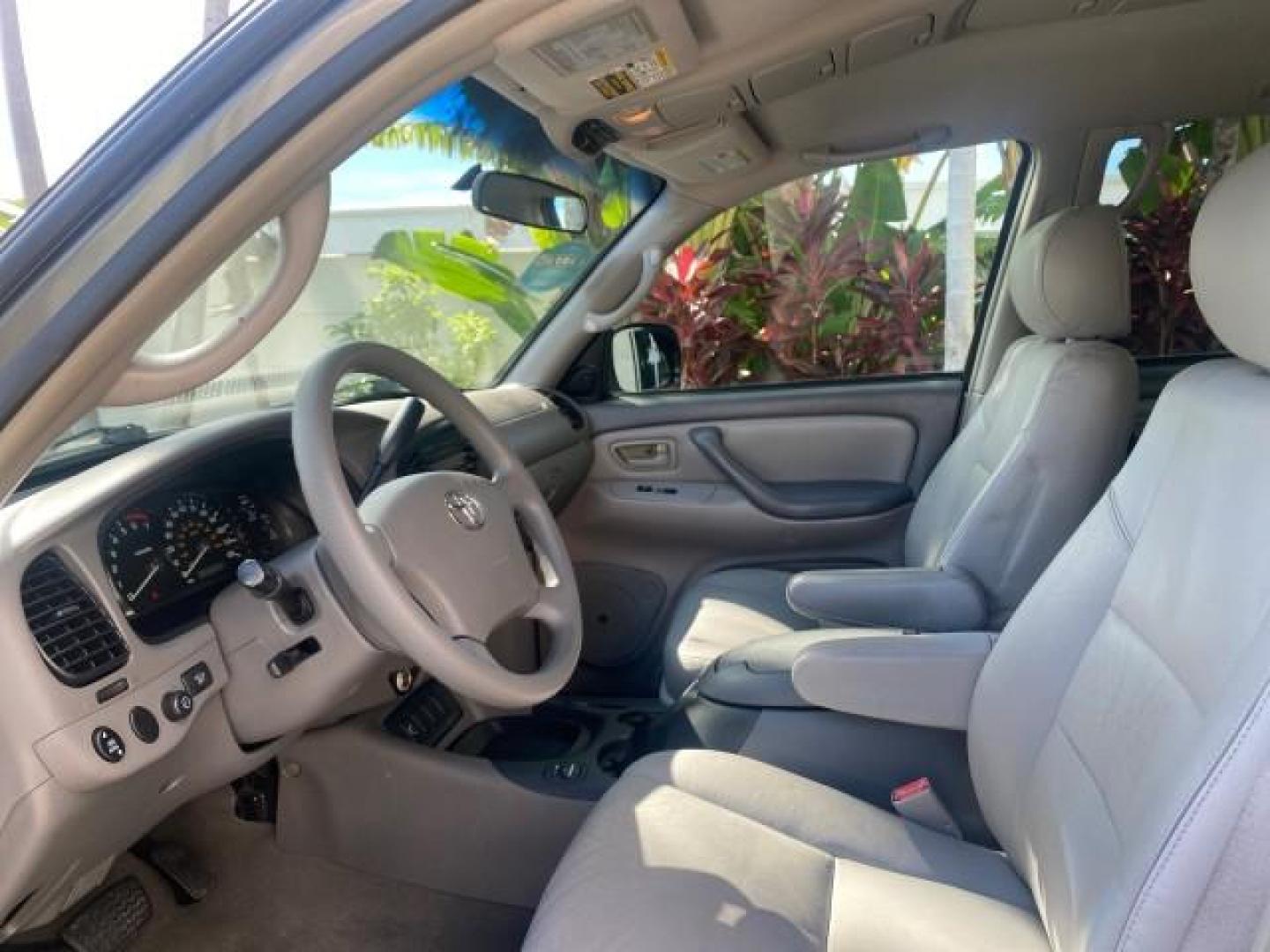 2007 Phantom Gray Pearl /Light Charcoal Toyota Sequoia SR5 LEATHER LIKE NEW (5TDZT34A47S) with an 4.7L DOHC EFI 32-Valve V8 i-Force VVT-i Engine engine, Automatic transmission, located at 4701 North Dixie Hwy, Pompano Beach, FL, 33064, (954) 422-2889, 26.240938, -80.123474 - OUR WEBPAGE FLORIDACARS1.COM HAS OVER 100 PHOTOS AND FREE CARFAX LINK 2007 TOYOTA SEQUOIA SR5 VIN: 5TDZT34A47S287188 5 T D Z T 3 4 A 4 7 S 2 8 7 1 8 8 4 DOOR WAGON/SPORT UTILITY 4.7L V8 F DOHC 32V GASOLINE REAR WHEEL DRIVE Features ABS Brakes Air Conditioning AM/FM Stereo Automatic Transmission Cass - Photo#47