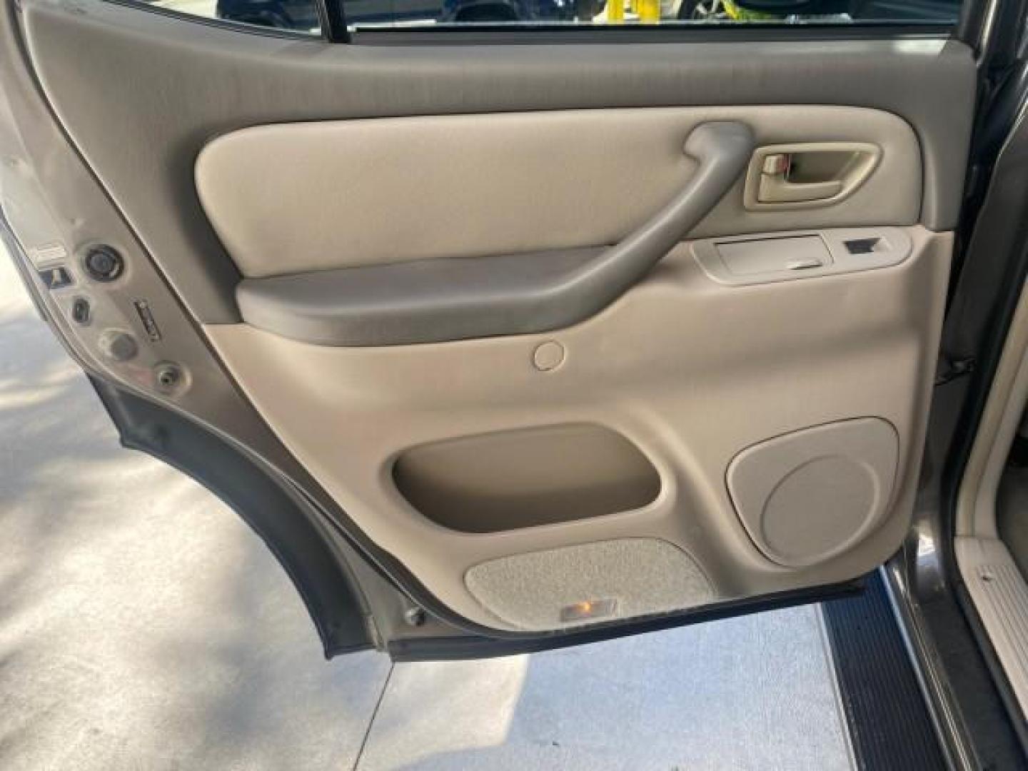 2007 Phantom Gray Pearl /Light Charcoal Toyota Sequoia SR5 LEATHER LIKE NEW (5TDZT34A47S) with an 4.7L DOHC EFI 32-Valve V8 i-Force VVT-i Engine engine, Automatic transmission, located at 4701 North Dixie Hwy, Pompano Beach, FL, 33064, (954) 422-2889, 26.240938, -80.123474 - OUR WEBPAGE FLORIDACARS1.COM HAS OVER 100 PHOTOS AND FREE CARFAX LINK 2007 TOYOTA SEQUOIA SR5 VIN: 5TDZT34A47S287188 5 T D Z T 3 4 A 4 7 S 2 8 7 1 8 8 4 DOOR WAGON/SPORT UTILITY 4.7L V8 F DOHC 32V GASOLINE REAR WHEEL DRIVE Features ABS Brakes Air Conditioning AM/FM Stereo Automatic Transmission Cass - Photo#73