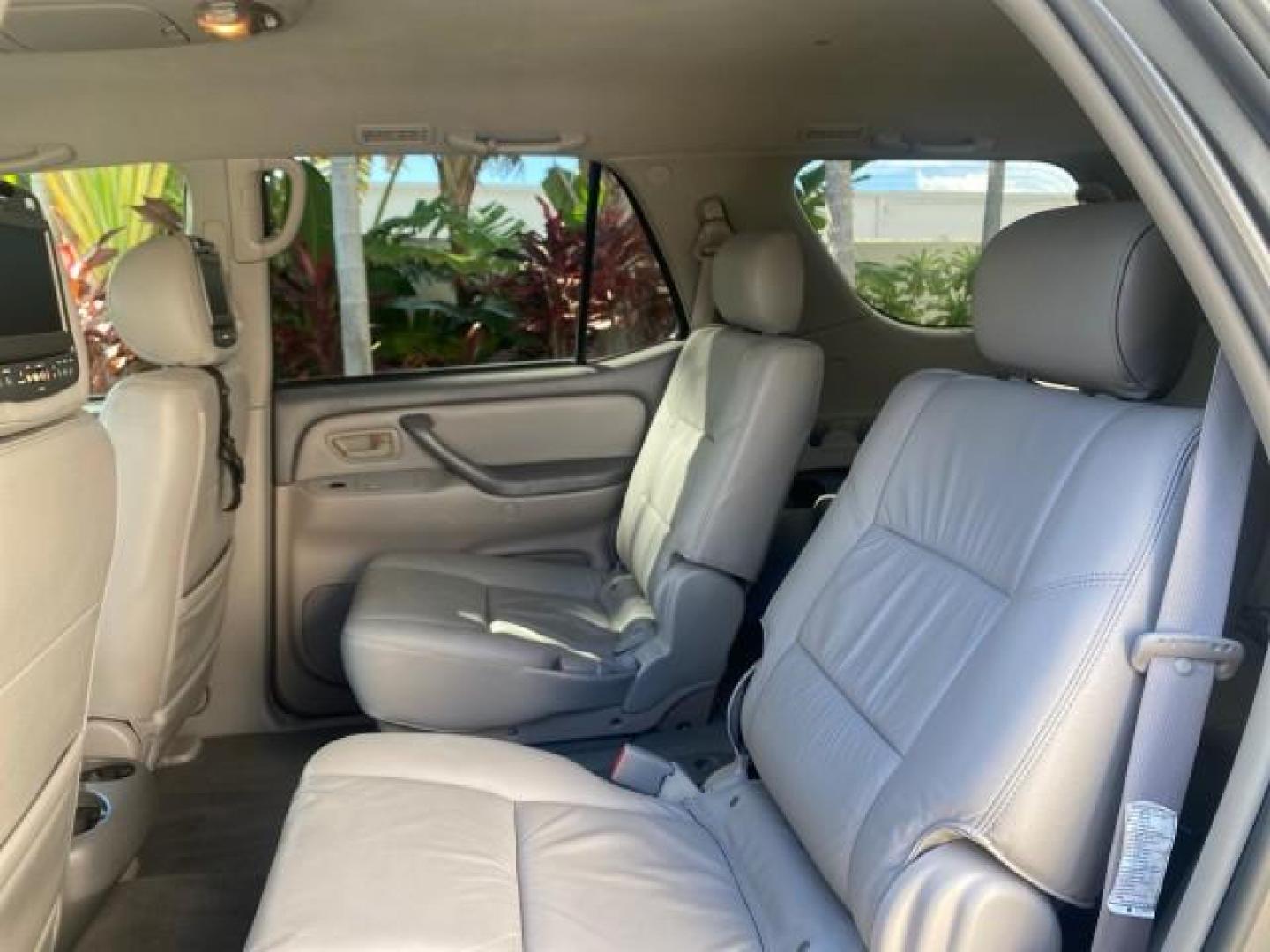 2007 Phantom Gray Pearl /Light Charcoal Toyota Sequoia SR5 LEATHER LIKE NEW (5TDZT34A47S) with an 4.7L DOHC EFI 32-Valve V8 i-Force VVT-i Engine engine, Automatic transmission, located at 4701 North Dixie Hwy, Pompano Beach, FL, 33064, (954) 422-2889, 26.240938, -80.123474 - OUR WEBPAGE FLORIDACARS1.COM HAS OVER 100 PHOTOS AND FREE CARFAX LINK 2007 TOYOTA SEQUOIA SR5 VIN: 5TDZT34A47S287188 5 T D Z T 3 4 A 4 7 S 2 8 7 1 8 8 4 DOOR WAGON/SPORT UTILITY 4.7L V8 F DOHC 32V GASOLINE REAR WHEEL DRIVE Features ABS Brakes Air Conditioning AM/FM Stereo Automatic Transmission Cass - Photo#74