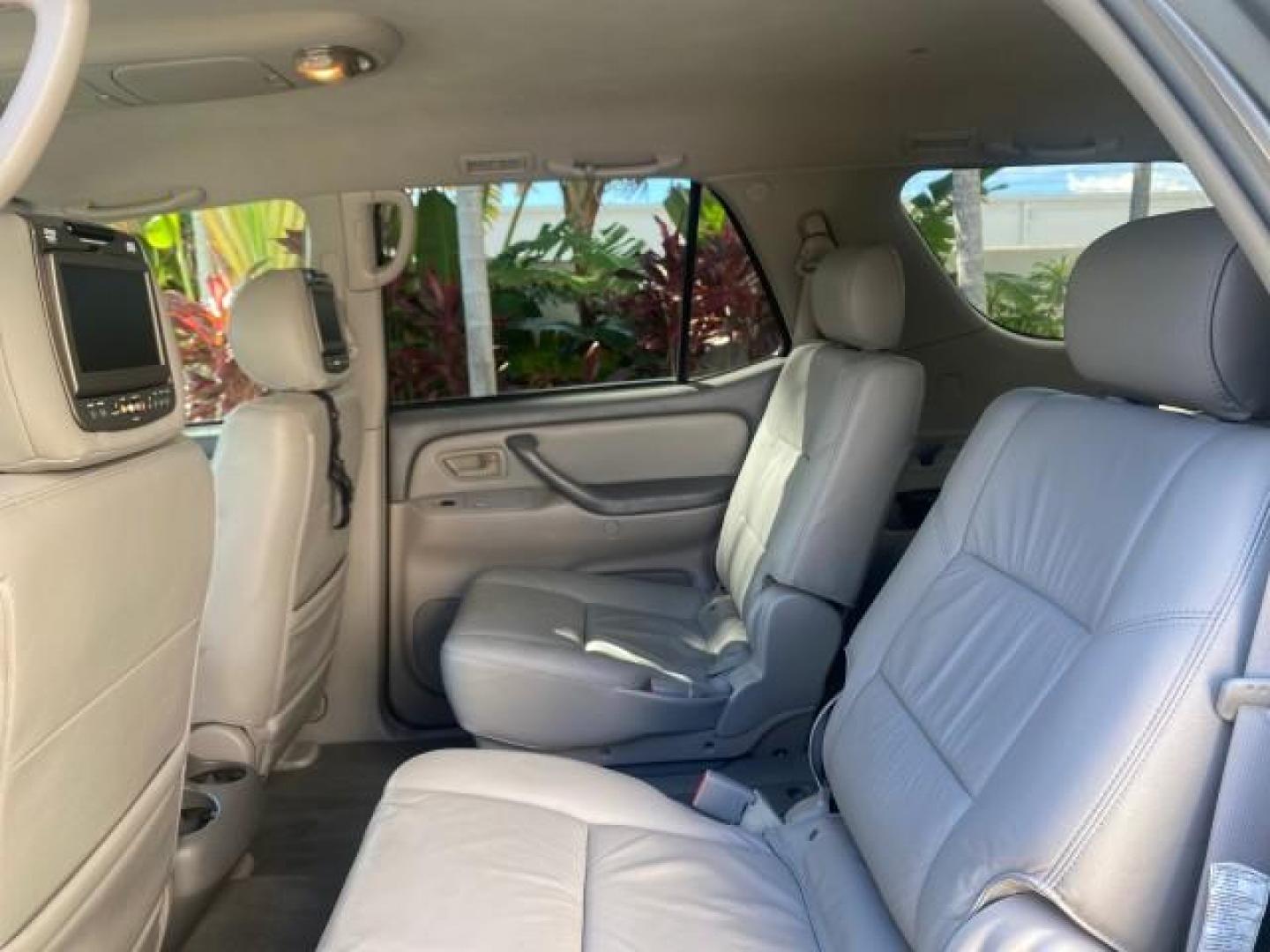 2007 Phantom Gray Pearl /Light Charcoal Toyota Sequoia SR5 LEATHER LIKE NEW (5TDZT34A47S) with an 4.7L DOHC EFI 32-Valve V8 i-Force VVT-i Engine engine, Automatic transmission, located at 4701 North Dixie Hwy, Pompano Beach, FL, 33064, (954) 422-2889, 26.240938, -80.123474 - OUR WEBPAGE FLORIDACARS1.COM HAS OVER 100 PHOTOS AND FREE CARFAX LINK 2007 TOYOTA SEQUOIA SR5 VIN: 5TDZT34A47S287188 5 T D Z T 3 4 A 4 7 S 2 8 7 1 8 8 4 DOOR WAGON/SPORT UTILITY 4.7L V8 F DOHC 32V GASOLINE REAR WHEEL DRIVE Features ABS Brakes Air Conditioning AM/FM Stereo Automatic Transmission Cass - Photo#75
