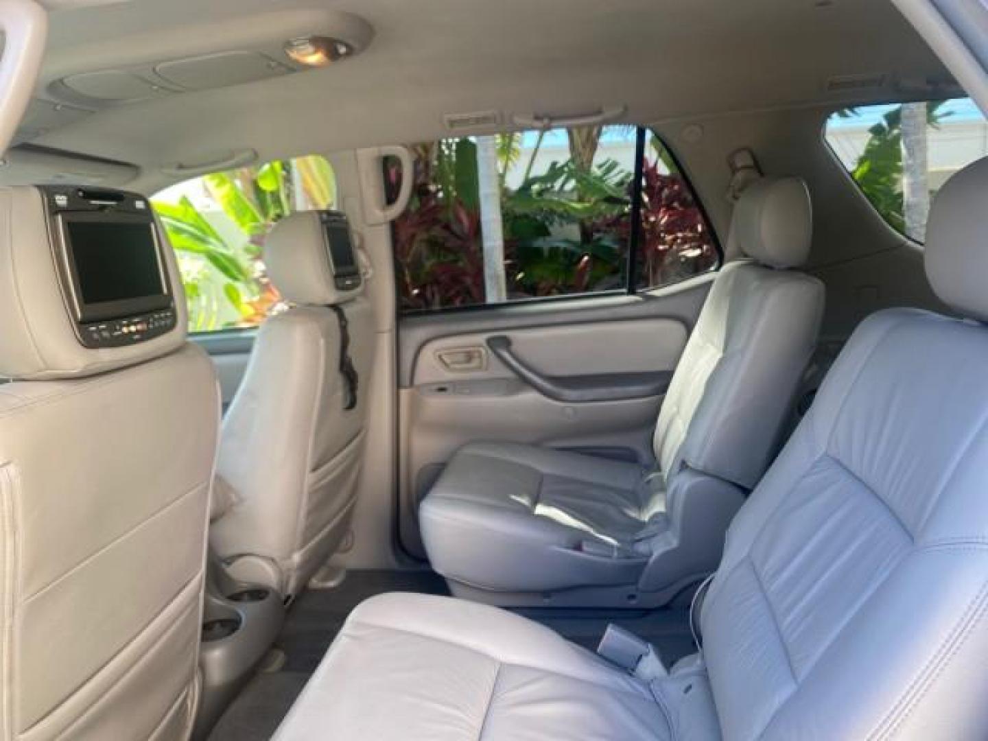 2007 Phantom Gray Pearl /Light Charcoal Toyota Sequoia SR5 LEATHER LIKE NEW (5TDZT34A47S) with an 4.7L DOHC EFI 32-Valve V8 i-Force VVT-i Engine engine, Automatic transmission, located at 4701 North Dixie Hwy, Pompano Beach, FL, 33064, (954) 422-2889, 26.240938, -80.123474 - OUR WEBPAGE FLORIDACARS1.COM HAS OVER 100 PHOTOS AND FREE CARFAX LINK 2007 TOYOTA SEQUOIA SR5 VIN: 5TDZT34A47S287188 5 T D Z T 3 4 A 4 7 S 2 8 7 1 8 8 4 DOOR WAGON/SPORT UTILITY 4.7L V8 F DOHC 32V GASOLINE REAR WHEEL DRIVE Features ABS Brakes Air Conditioning AM/FM Stereo Automatic Transmission Cass - Photo#76
