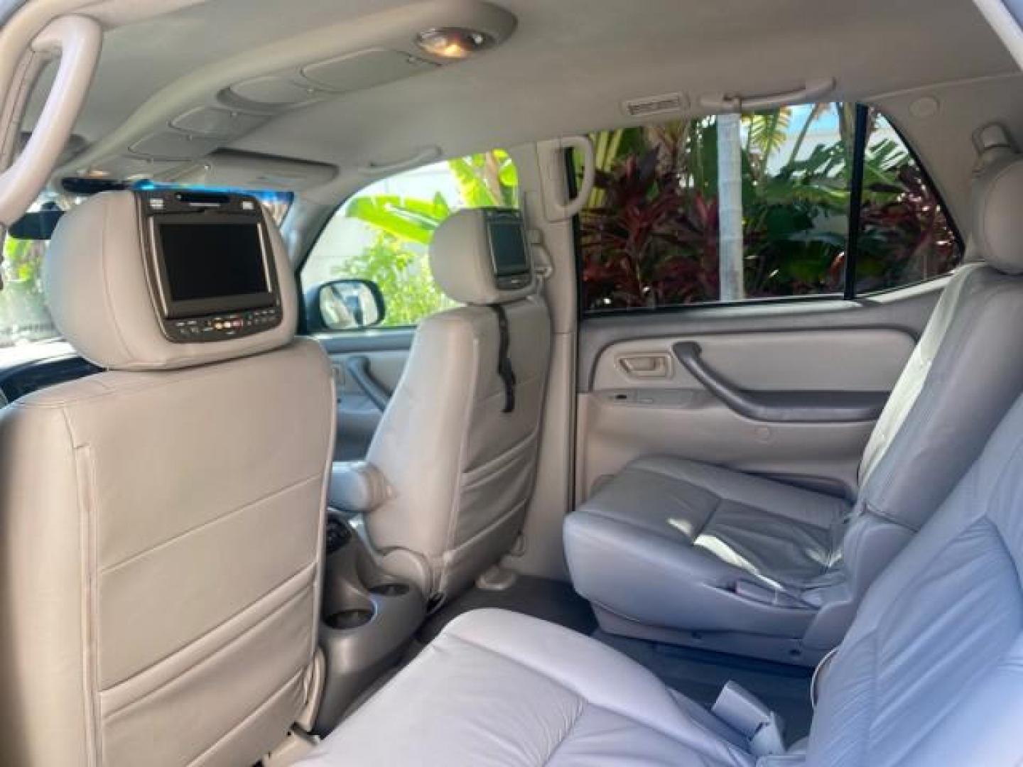 2007 Phantom Gray Pearl /Light Charcoal Toyota Sequoia SR5 LEATHER LIKE NEW (5TDZT34A47S) with an 4.7L DOHC EFI 32-Valve V8 i-Force VVT-i Engine engine, Automatic transmission, located at 4701 North Dixie Hwy, Pompano Beach, FL, 33064, (954) 422-2889, 26.240938, -80.123474 - OUR WEBPAGE FLORIDACARS1.COM HAS OVER 100 PHOTOS AND FREE CARFAX LINK 2007 TOYOTA SEQUOIA SR5 VIN: 5TDZT34A47S287188 5 T D Z T 3 4 A 4 7 S 2 8 7 1 8 8 4 DOOR WAGON/SPORT UTILITY 4.7L V8 F DOHC 32V GASOLINE REAR WHEEL DRIVE Features ABS Brakes Air Conditioning AM/FM Stereo Automatic Transmission Cass - Photo#77