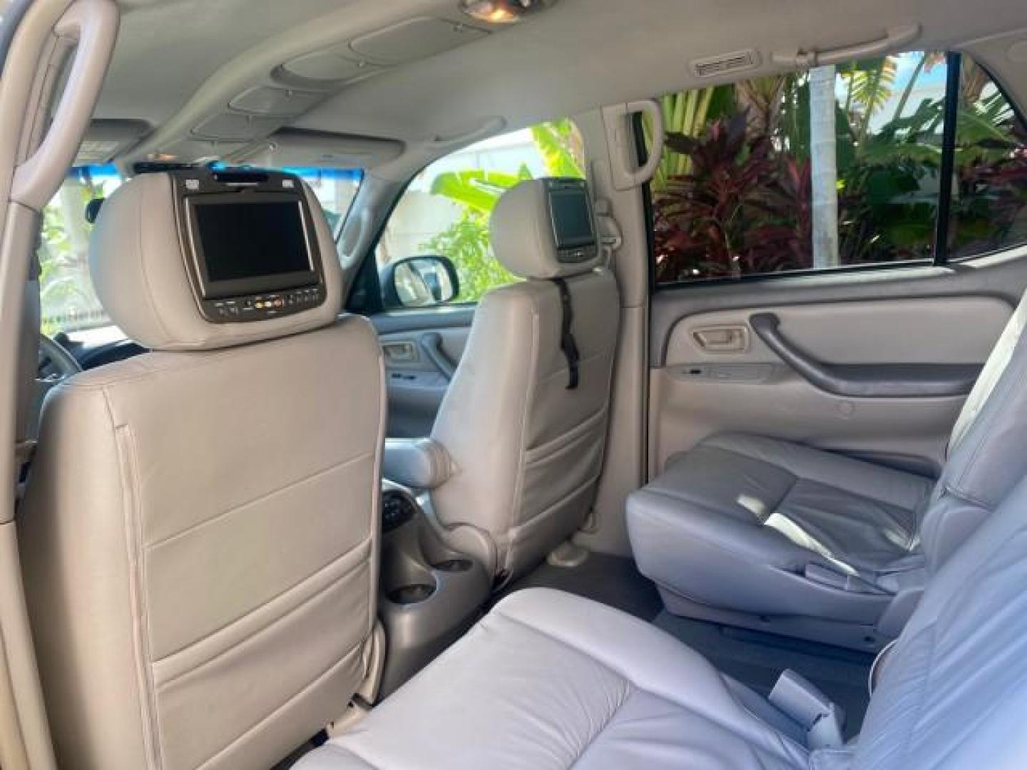 2007 Phantom Gray Pearl /Light Charcoal Toyota Sequoia SR5 LEATHER LIKE NEW (5TDZT34A47S) with an 4.7L DOHC EFI 32-Valve V8 i-Force VVT-i Engine engine, Automatic transmission, located at 4701 North Dixie Hwy, Pompano Beach, FL, 33064, (954) 422-2889, 26.240938, -80.123474 - OUR WEBPAGE FLORIDACARS1.COM HAS OVER 100 PHOTOS AND FREE CARFAX LINK 2007 TOYOTA SEQUOIA SR5 VIN: 5TDZT34A47S287188 5 T D Z T 3 4 A 4 7 S 2 8 7 1 8 8 4 DOOR WAGON/SPORT UTILITY 4.7L V8 F DOHC 32V GASOLINE REAR WHEEL DRIVE Features ABS Brakes Air Conditioning AM/FM Stereo Automatic Transmission Cass - Photo#78