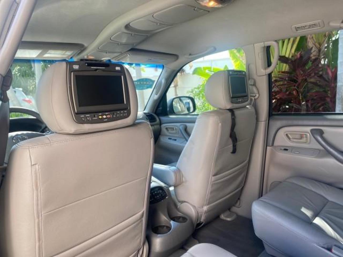 2007 Phantom Gray Pearl /Light Charcoal Toyota Sequoia SR5 LEATHER LIKE NEW (5TDZT34A47S) with an 4.7L DOHC EFI 32-Valve V8 i-Force VVT-i Engine engine, Automatic transmission, located at 4701 North Dixie Hwy, Pompano Beach, FL, 33064, (954) 422-2889, 26.240938, -80.123474 - OUR WEBPAGE FLORIDACARS1.COM HAS OVER 100 PHOTOS AND FREE CARFAX LINK 2007 TOYOTA SEQUOIA SR5 VIN: 5TDZT34A47S287188 5 T D Z T 3 4 A 4 7 S 2 8 7 1 8 8 4 DOOR WAGON/SPORT UTILITY 4.7L V8 F DOHC 32V GASOLINE REAR WHEEL DRIVE Features ABS Brakes Air Conditioning AM/FM Stereo Automatic Transmission Cass - Photo#79