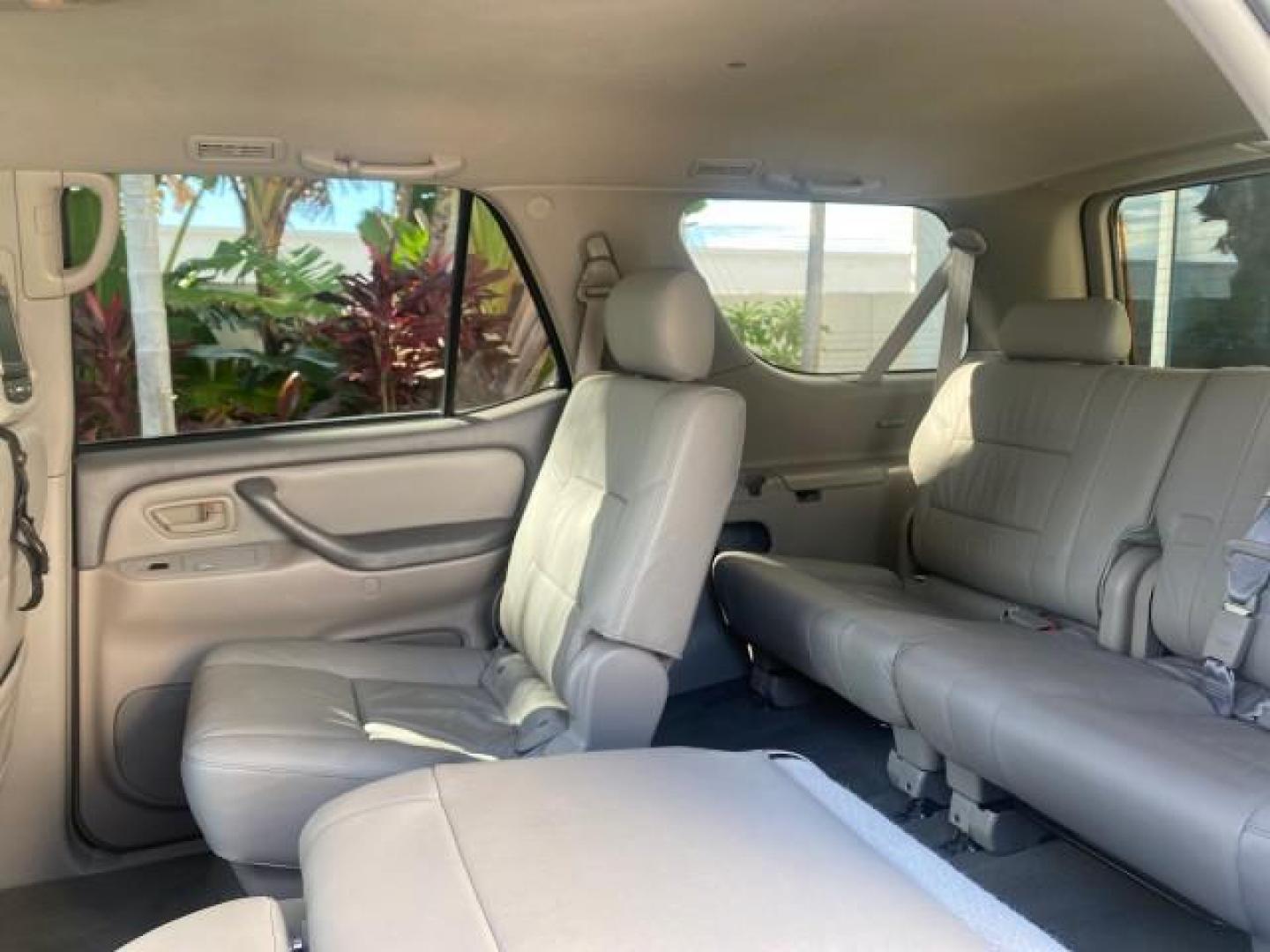 2007 Phantom Gray Pearl /Light Charcoal Toyota Sequoia SR5 LEATHER LIKE NEW (5TDZT34A47S) with an 4.7L DOHC EFI 32-Valve V8 i-Force VVT-i Engine engine, Automatic transmission, located at 4701 North Dixie Hwy, Pompano Beach, FL, 33064, (954) 422-2889, 26.240938, -80.123474 - OUR WEBPAGE FLORIDACARS1.COM HAS OVER 100 PHOTOS AND FREE CARFAX LINK 2007 TOYOTA SEQUOIA SR5 VIN: 5TDZT34A47S287188 5 T D Z T 3 4 A 4 7 S 2 8 7 1 8 8 4 DOOR WAGON/SPORT UTILITY 4.7L V8 F DOHC 32V GASOLINE REAR WHEEL DRIVE Features ABS Brakes Air Conditioning AM/FM Stereo Automatic Transmission Cass - Photo#80