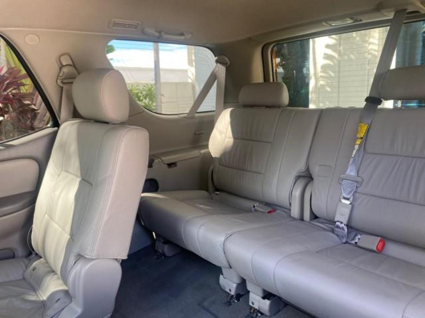 2007 Phantom Gray Pearl /Light Charcoal Toyota Sequoia SR5 LEATHER LIKE NEW (5TDZT34A47S) with an 4.7L DOHC EFI 32-Valve V8 i-Force VVT-i Engine engine, Automatic transmission, located at 4701 North Dixie Hwy, Pompano Beach, FL, 33064, (954) 422-2889, 26.240938, -80.123474 - OUR WEBPAGE FLORIDACARS1.COM HAS OVER 100 PHOTOS AND FREE CARFAX LINK 2007 TOYOTA SEQUOIA SR5 VIN: 5TDZT34A47S287188 5 T D Z T 3 4 A 4 7 S 2 8 7 1 8 8 4 DOOR WAGON/SPORT UTILITY 4.7L V8 F DOHC 32V GASOLINE REAR WHEEL DRIVE Features ABS Brakes Air Conditioning AM/FM Stereo Automatic Transmission Cass - Photo#83