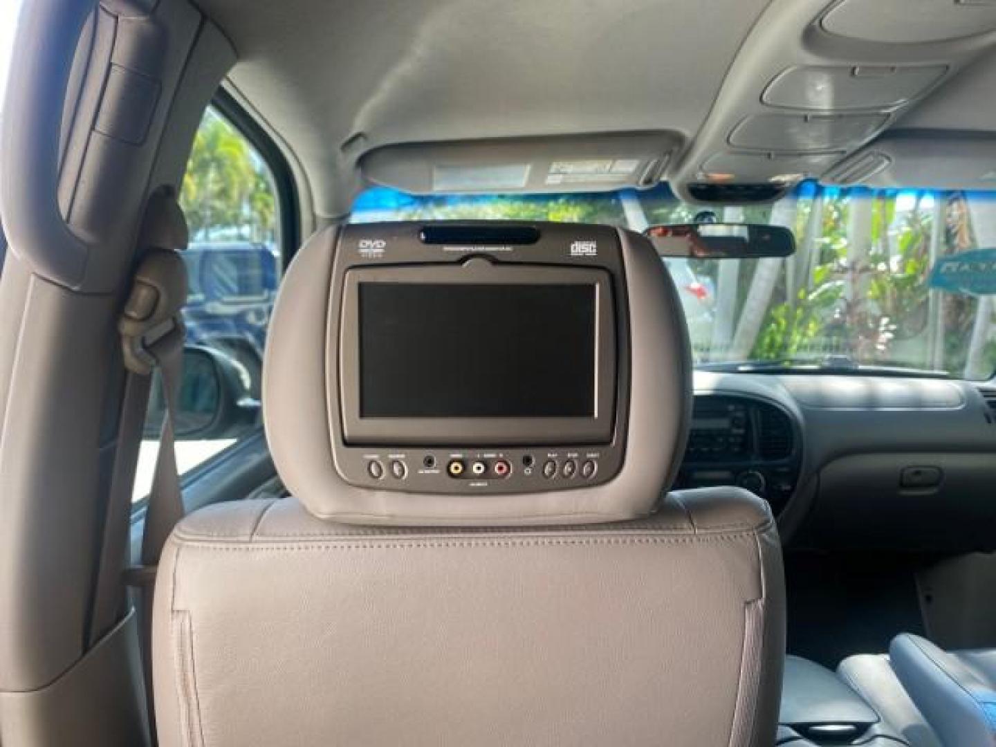 2007 Phantom Gray Pearl /Light Charcoal Toyota Sequoia SR5 LEATHER LIKE NEW (5TDZT34A47S) with an 4.7L DOHC EFI 32-Valve V8 i-Force VVT-i Engine engine, Automatic transmission, located at 4701 North Dixie Hwy, Pompano Beach, FL, 33064, (954) 422-2889, 26.240938, -80.123474 - OUR WEBPAGE FLORIDACARS1.COM HAS OVER 100 PHOTOS AND FREE CARFAX LINK 2007 TOYOTA SEQUOIA SR5 VIN: 5TDZT34A47S287188 5 T D Z T 3 4 A 4 7 S 2 8 7 1 8 8 4 DOOR WAGON/SPORT UTILITY 4.7L V8 F DOHC 32V GASOLINE REAR WHEEL DRIVE Features ABS Brakes Air Conditioning AM/FM Stereo Automatic Transmission Cass - Photo#85
