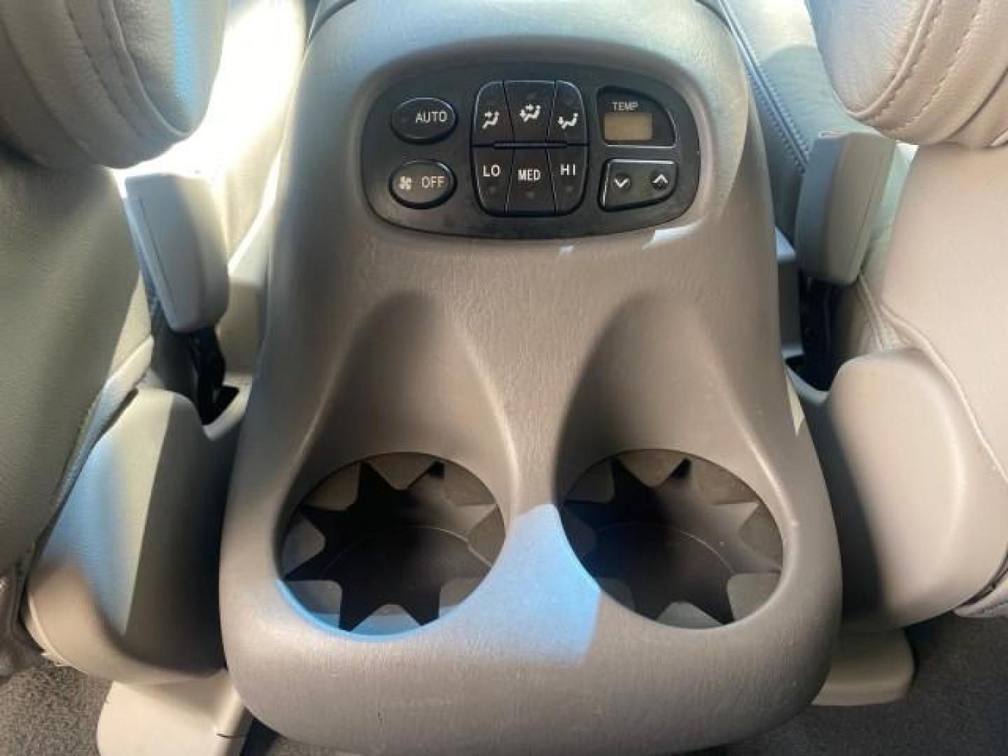 2007 Phantom Gray Pearl /Light Charcoal Toyota Sequoia SR5 LEATHER LIKE NEW (5TDZT34A47S) with an 4.7L DOHC EFI 32-Valve V8 i-Force VVT-i Engine engine, Automatic transmission, located at 4701 North Dixie Hwy, Pompano Beach, FL, 33064, (954) 422-2889, 26.240938, -80.123474 - OUR WEBPAGE FLORIDACARS1.COM HAS OVER 100 PHOTOS AND FREE CARFAX LINK 2007 TOYOTA SEQUOIA SR5 VIN: 5TDZT34A47S287188 5 T D Z T 3 4 A 4 7 S 2 8 7 1 8 8 4 DOOR WAGON/SPORT UTILITY 4.7L V8 F DOHC 32V GASOLINE REAR WHEEL DRIVE Features ABS Brakes Air Conditioning AM/FM Stereo Automatic Transmission Cass - Photo#93