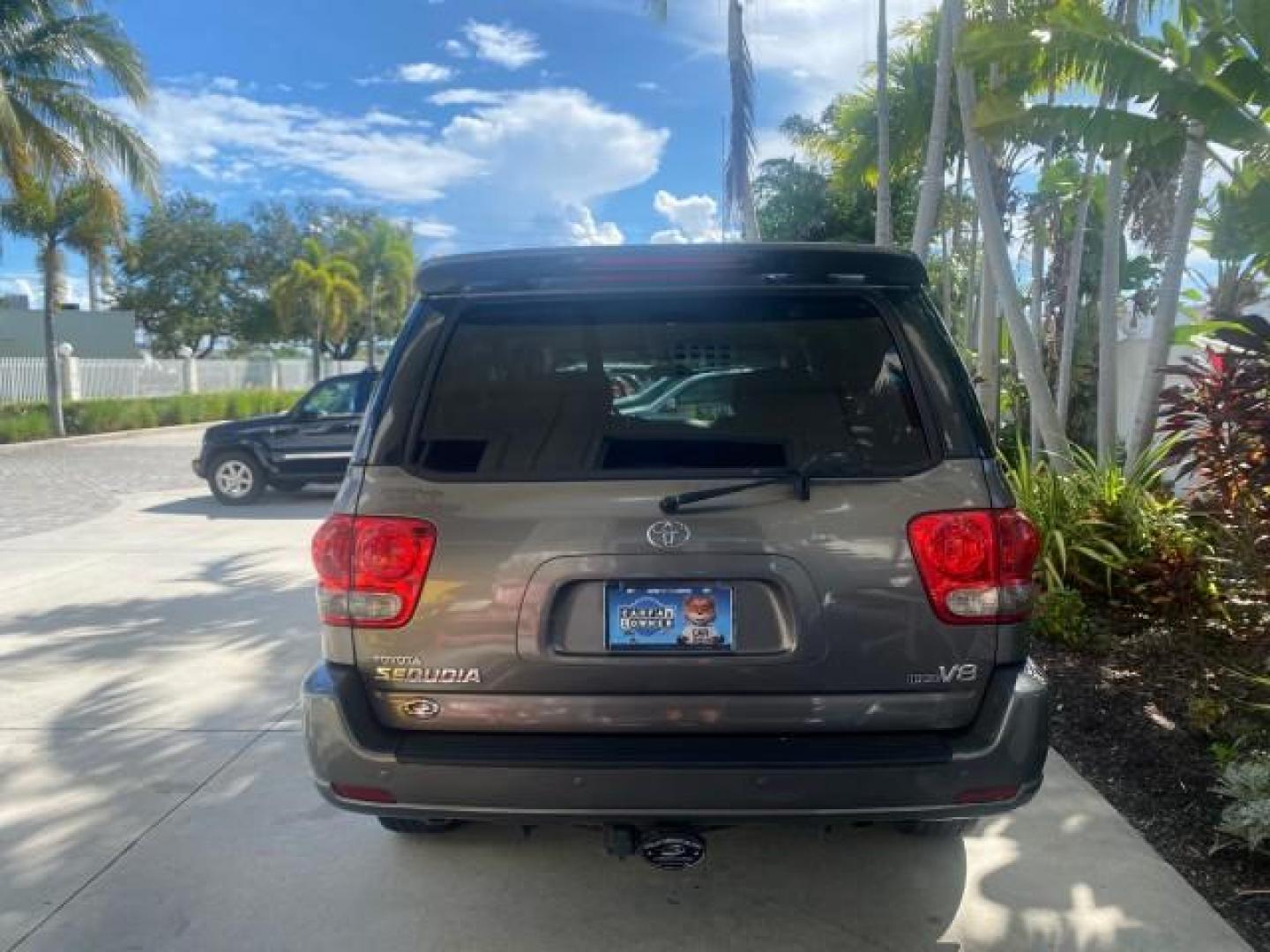 2007 Phantom Gray Pearl /Light Charcoal Toyota Sequoia SR5 LEATHER LIKE NEW (5TDZT34A47S) with an 4.7L DOHC EFI 32-Valve V8 i-Force VVT-i Engine engine, Automatic transmission, located at 4701 North Dixie Hwy, Pompano Beach, FL, 33064, (954) 422-2889, 26.240938, -80.123474 - OUR WEBPAGE FLORIDACARS1.COM HAS OVER 100 PHOTOS AND FREE CARFAX LINK 2007 TOYOTA SEQUOIA SR5 VIN: 5TDZT34A47S287188 5 T D Z T 3 4 A 4 7 S 2 8 7 1 8 8 4 DOOR WAGON/SPORT UTILITY 4.7L V8 F DOHC 32V GASOLINE REAR WHEEL DRIVE Features ABS Brakes Air Conditioning AM/FM Stereo Automatic Transmission Cass - Photo#99