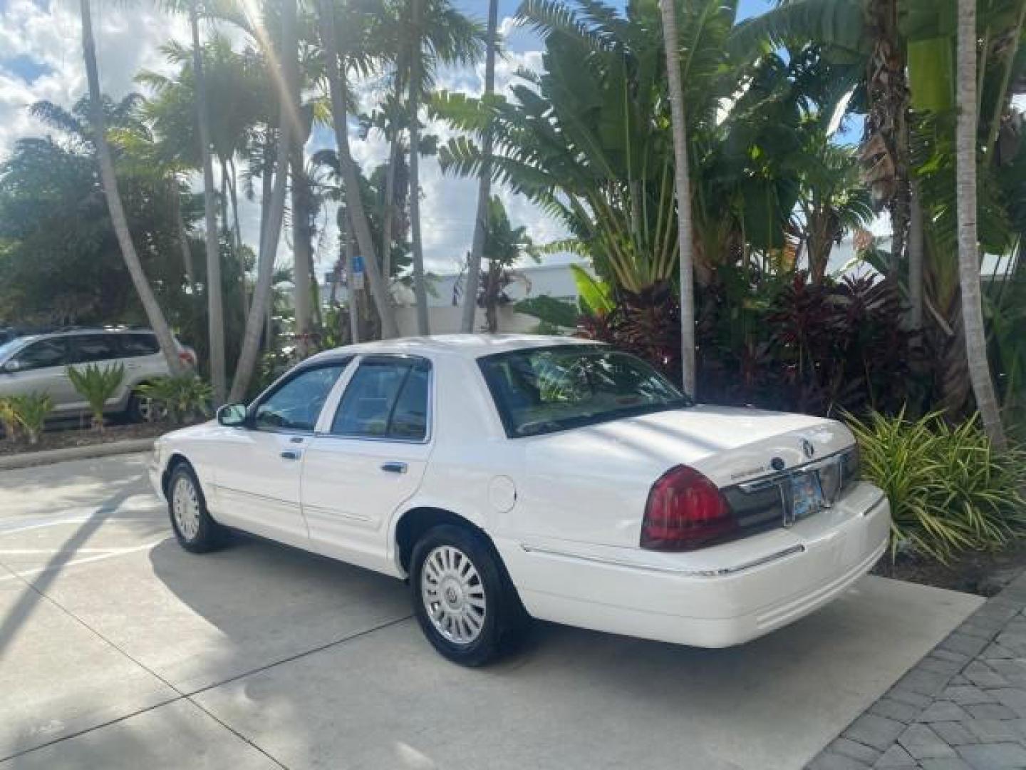 2007 Vibrant White /Med Light Stone Mercury Grand Marquis LS LOW MILES 62,205 (2MEFM75V17X) with an 4.6L SOHC FFV V8 Engine engine, Automatic transmission, located at 4701 North Dixie Hwy, Pompano Beach, FL, 33064, (954) 422-2889, 26.240938, -80.123474 - OUR WEBPAGE FLORIDACARS1.COM HAS OVER 100 PHOTOS AND FREE CARFAX LINK 2007 MERCURY GRAND MARQUIS LS VIN: 2MEFM75V17X635847 2 M E F M 7 5 V 1 7 X 6 3 5 8 4 7 SEDAN 4 DR 4.6L V8 F SOHC FLEX FUEL REAR WHEEL DRIVE Features ABS Brakes Air Conditioning Alloy Wheels AM/FM Stereo Automatic Transmission Cass - Photo#5