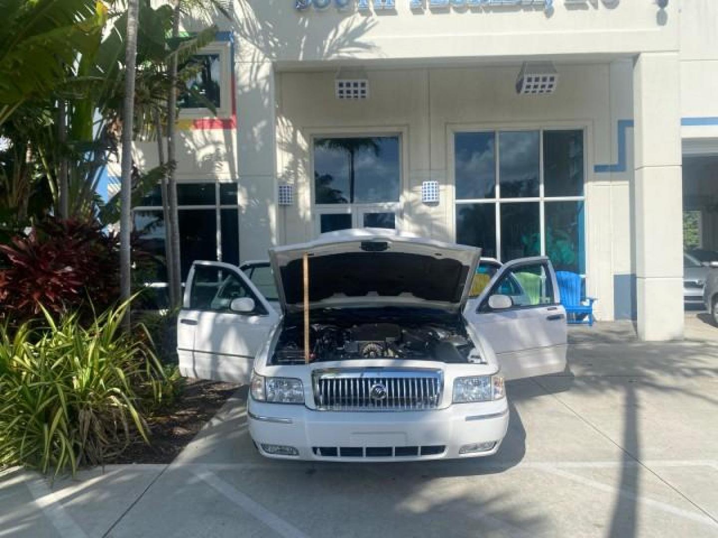 2007 Vibrant White /Med Light Stone Mercury Grand Marquis LS LOW MILES 62,205 (2MEFM75V17X) with an 4.6L SOHC FFV V8 Engine engine, Automatic transmission, located at 4701 North Dixie Hwy, Pompano Beach, FL, 33064, (954) 422-2889, 26.240938, -80.123474 - OUR WEBPAGE FLORIDACARS1.COM HAS OVER 100 PHOTOS AND FREE CARFAX LINK 2007 MERCURY GRAND MARQUIS LS VIN: 2MEFM75V17X635847 2 M E F M 7 5 V 1 7 X 6 3 5 8 4 7 SEDAN 4 DR 4.6L V8 F SOHC FLEX FUEL REAR WHEEL DRIVE Features ABS Brakes Air Conditioning Alloy Wheels AM/FM Stereo Automatic Transmission Cass - Photo#16