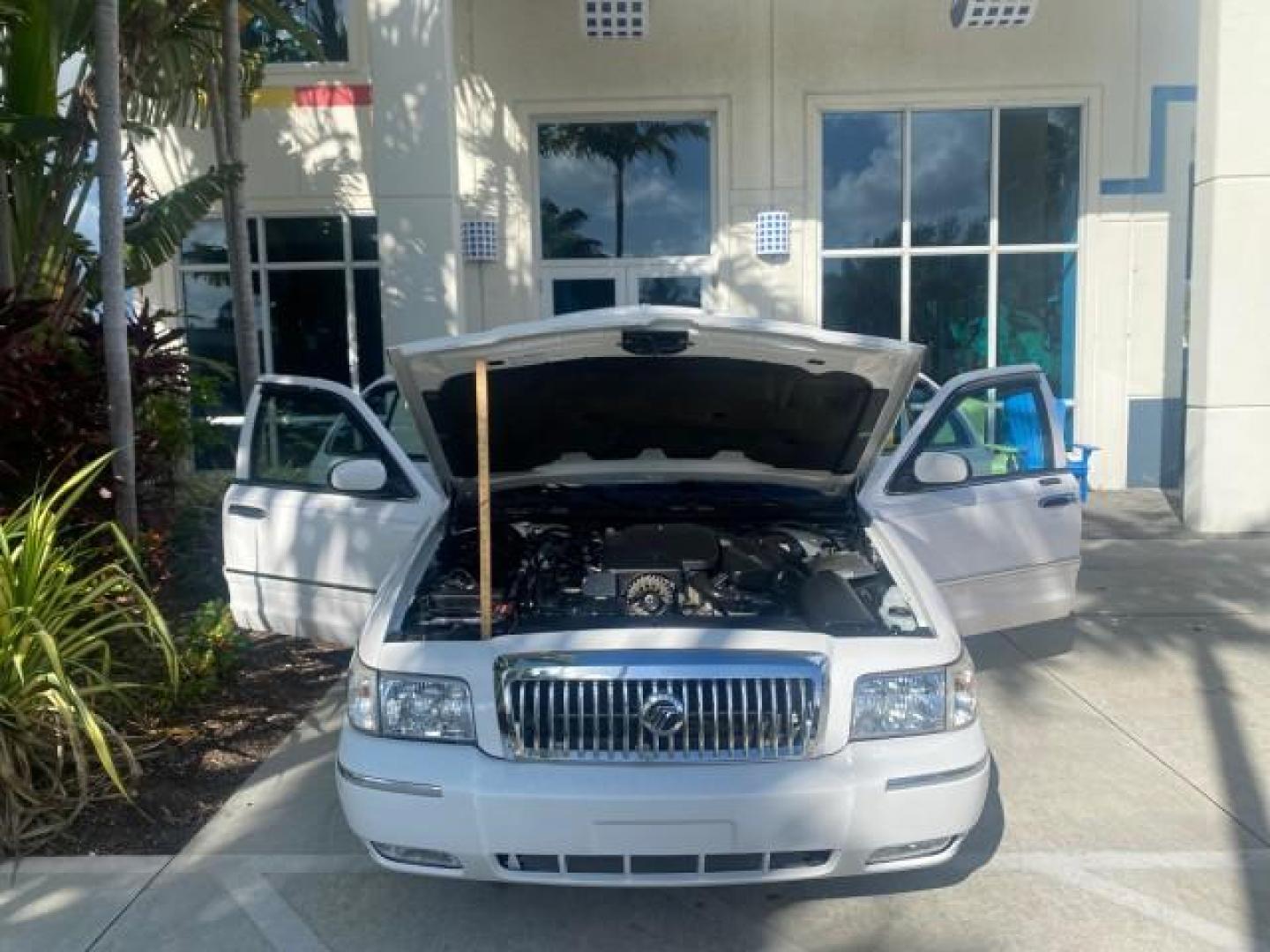 2007 Vibrant White /Med Light Stone Mercury Grand Marquis LS LOW MILES 62,205 (2MEFM75V17X) with an 4.6L SOHC FFV V8 Engine engine, Automatic transmission, located at 4701 North Dixie Hwy, Pompano Beach, FL, 33064, (954) 422-2889, 26.240938, -80.123474 - OUR WEBPAGE FLORIDACARS1.COM HAS OVER 100 PHOTOS AND FREE CARFAX LINK 2007 MERCURY GRAND MARQUIS LS VIN: 2MEFM75V17X635847 2 M E F M 7 5 V 1 7 X 6 3 5 8 4 7 SEDAN 4 DR 4.6L V8 F SOHC FLEX FUEL REAR WHEEL DRIVE Features ABS Brakes Air Conditioning Alloy Wheels AM/FM Stereo Automatic Transmission Cass - Photo#17