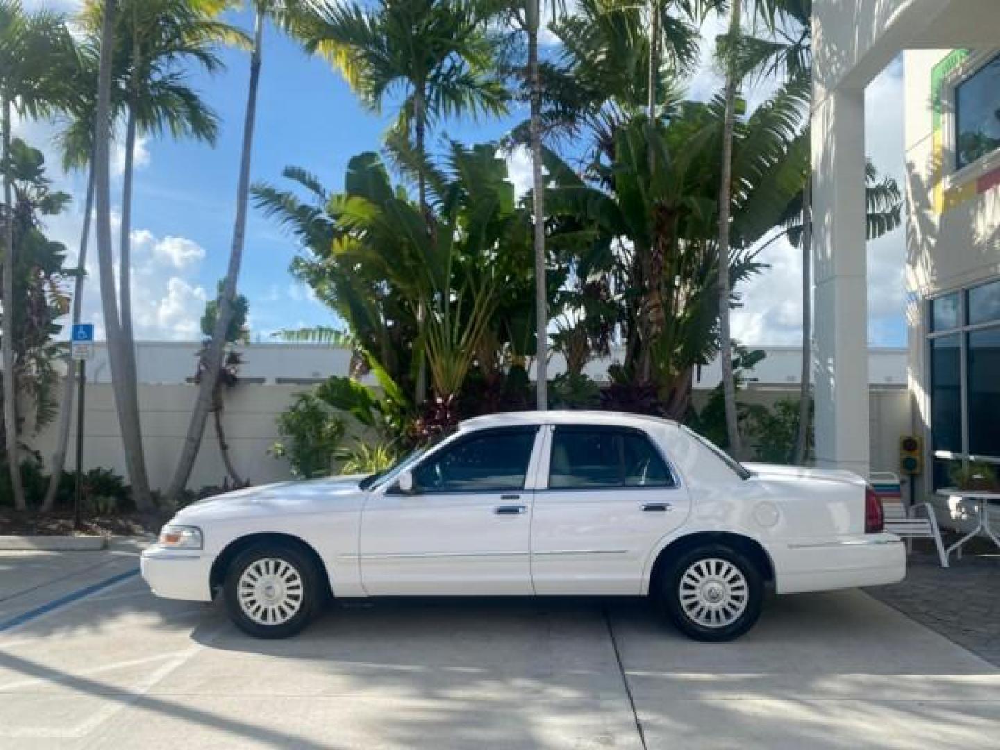 2007 Vibrant White /Med Light Stone Mercury Grand Marquis LS LOW MILES 62,205 (2MEFM75V17X) with an 4.6L SOHC FFV V8 Engine engine, Automatic transmission, located at 4701 North Dixie Hwy, Pompano Beach, FL, 33064, (954) 422-2889, 26.240938, -80.123474 - OUR WEBPAGE FLORIDACARS1.COM HAS OVER 100 PHOTOS AND FREE CARFAX LINK 2007 MERCURY GRAND MARQUIS LS VIN: 2MEFM75V17X635847 2 M E F M 7 5 V 1 7 X 6 3 5 8 4 7 SEDAN 4 DR 4.6L V8 F SOHC FLEX FUEL REAR WHEEL DRIVE Features ABS Brakes Air Conditioning Alloy Wheels AM/FM Stereo Automatic Transmission Cass - Photo#31