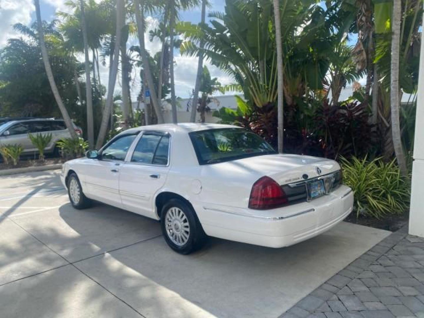 2007 Vibrant White /Med Light Stone Mercury Grand Marquis LS LOW MILES 62,205 (2MEFM75V17X) with an 4.6L SOHC FFV V8 Engine engine, Automatic transmission, located at 4701 North Dixie Hwy, Pompano Beach, FL, 33064, (954) 422-2889, 26.240938, -80.123474 - OUR WEBPAGE FLORIDACARS1.COM HAS OVER 100 PHOTOS AND FREE CARFAX LINK 2007 MERCURY GRAND MARQUIS LS VIN: 2MEFM75V17X635847 2 M E F M 7 5 V 1 7 X 6 3 5 8 4 7 SEDAN 4 DR 4.6L V8 F SOHC FLEX FUEL REAR WHEEL DRIVE Features ABS Brakes Air Conditioning Alloy Wheels AM/FM Stereo Automatic Transmission Cass - Photo#33