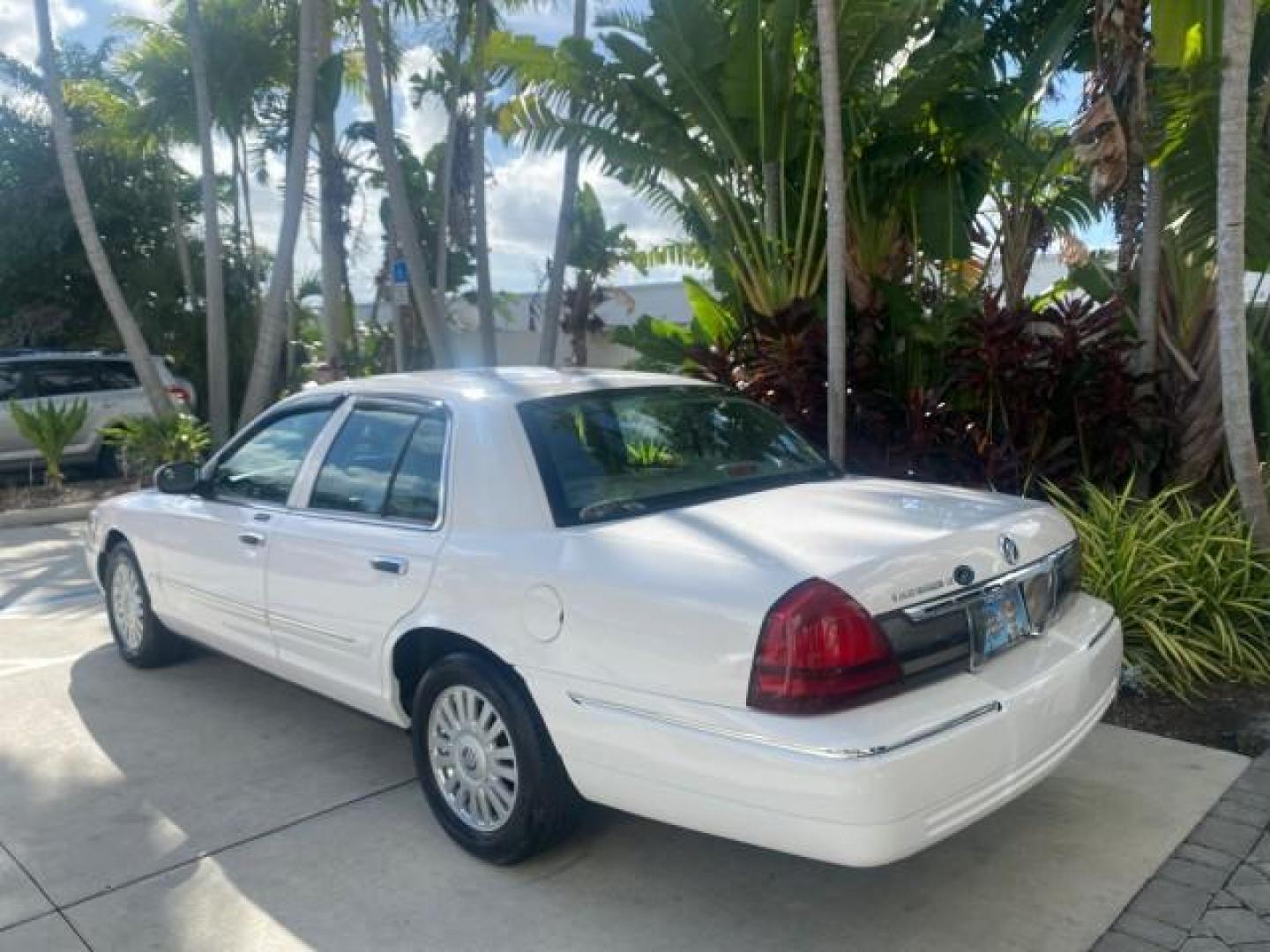 2007 Vibrant White /Med Light Stone Mercury Grand Marquis LS LOW MILES 62,205 (2MEFM75V17X) with an 4.6L SOHC FFV V8 Engine engine, Automatic transmission, located at 4701 North Dixie Hwy, Pompano Beach, FL, 33064, (954) 422-2889, 26.240938, -80.123474 - OUR WEBPAGE FLORIDACARS1.COM HAS OVER 100 PHOTOS AND FREE CARFAX LINK 2007 MERCURY GRAND MARQUIS LS VIN: 2MEFM75V17X635847 2 M E F M 7 5 V 1 7 X 6 3 5 8 4 7 SEDAN 4 DR 4.6L V8 F SOHC FLEX FUEL REAR WHEEL DRIVE Features ABS Brakes Air Conditioning Alloy Wheels AM/FM Stereo Automatic Transmission Cass - Photo#34