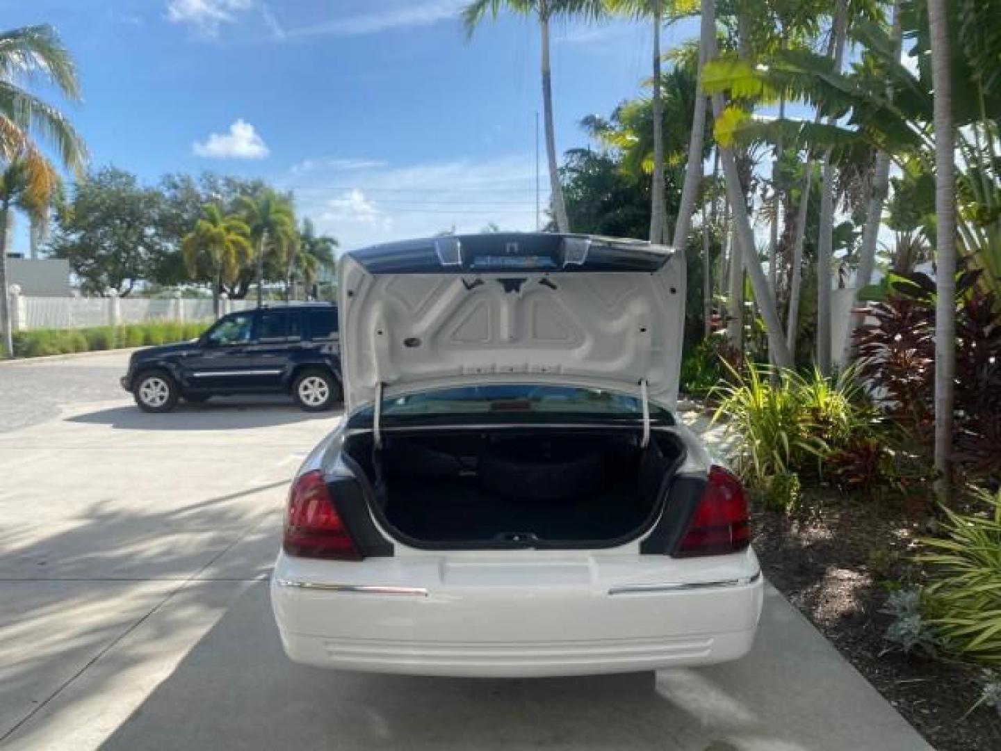 2007 Vibrant White /Med Light Stone Mercury Grand Marquis LS LOW MILES 62,205 (2MEFM75V17X) with an 4.6L SOHC FFV V8 Engine engine, Automatic transmission, located at 4701 North Dixie Hwy, Pompano Beach, FL, 33064, (954) 422-2889, 26.240938, -80.123474 - OUR WEBPAGE FLORIDACARS1.COM HAS OVER 100 PHOTOS AND FREE CARFAX LINK 2007 MERCURY GRAND MARQUIS LS VIN: 2MEFM75V17X635847 2 M E F M 7 5 V 1 7 X 6 3 5 8 4 7 SEDAN 4 DR 4.6L V8 F SOHC FLEX FUEL REAR WHEEL DRIVE Features ABS Brakes Air Conditioning Alloy Wheels AM/FM Stereo Automatic Transmission Cass - Photo#84