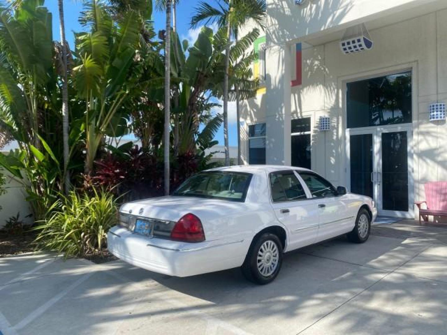 2007 Vibrant White /Med Light Stone Mercury Grand Marquis LS LOW MILES 62,205 (2MEFM75V17X) with an 4.6L SOHC FFV V8 Engine engine, Automatic transmission, located at 4701 North Dixie Hwy, Pompano Beach, FL, 33064, (954) 422-2889, 26.240938, -80.123474 - OUR WEBPAGE FLORIDACARS1.COM HAS OVER 100 PHOTOS AND FREE CARFAX LINK 2007 MERCURY GRAND MARQUIS LS VIN: 2MEFM75V17X635847 2 M E F M 7 5 V 1 7 X 6 3 5 8 4 7 SEDAN 4 DR 4.6L V8 F SOHC FLEX FUEL REAR WHEEL DRIVE Features ABS Brakes Air Conditioning Alloy Wheels AM/FM Stereo Automatic Transmission Cass - Photo#90