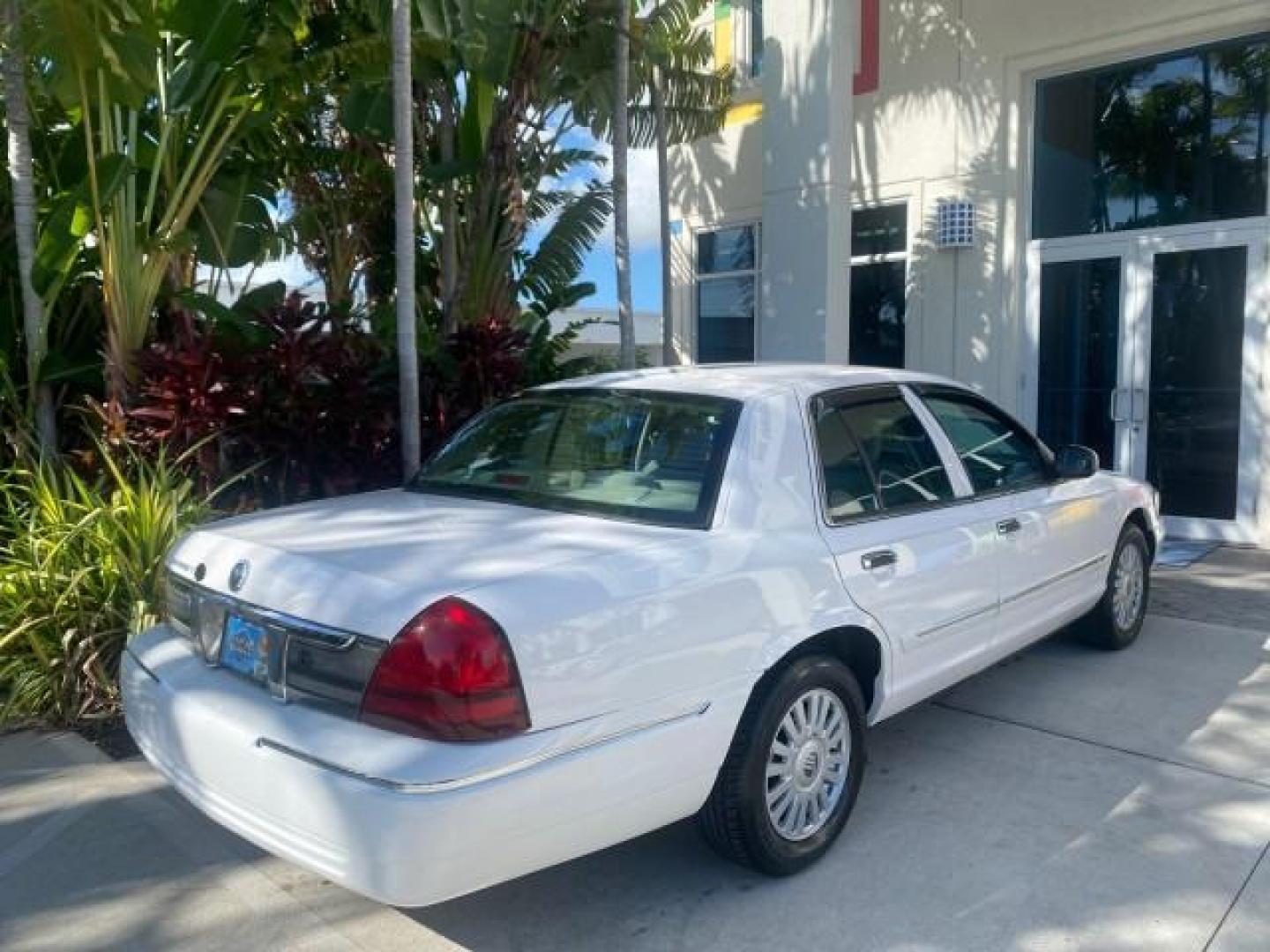 2007 Vibrant White /Med Light Stone Mercury Grand Marquis LS LOW MILES 62,205 (2MEFM75V17X) with an 4.6L SOHC FFV V8 Engine engine, Automatic transmission, located at 4701 North Dixie Hwy, Pompano Beach, FL, 33064, (954) 422-2889, 26.240938, -80.123474 - OUR WEBPAGE FLORIDACARS1.COM HAS OVER 100 PHOTOS AND FREE CARFAX LINK 2007 MERCURY GRAND MARQUIS LS VIN: 2MEFM75V17X635847 2 M E F M 7 5 V 1 7 X 6 3 5 8 4 7 SEDAN 4 DR 4.6L V8 F SOHC FLEX FUEL REAR WHEEL DRIVE Features ABS Brakes Air Conditioning Alloy Wheels AM/FM Stereo Automatic Transmission Cass - Photo#91