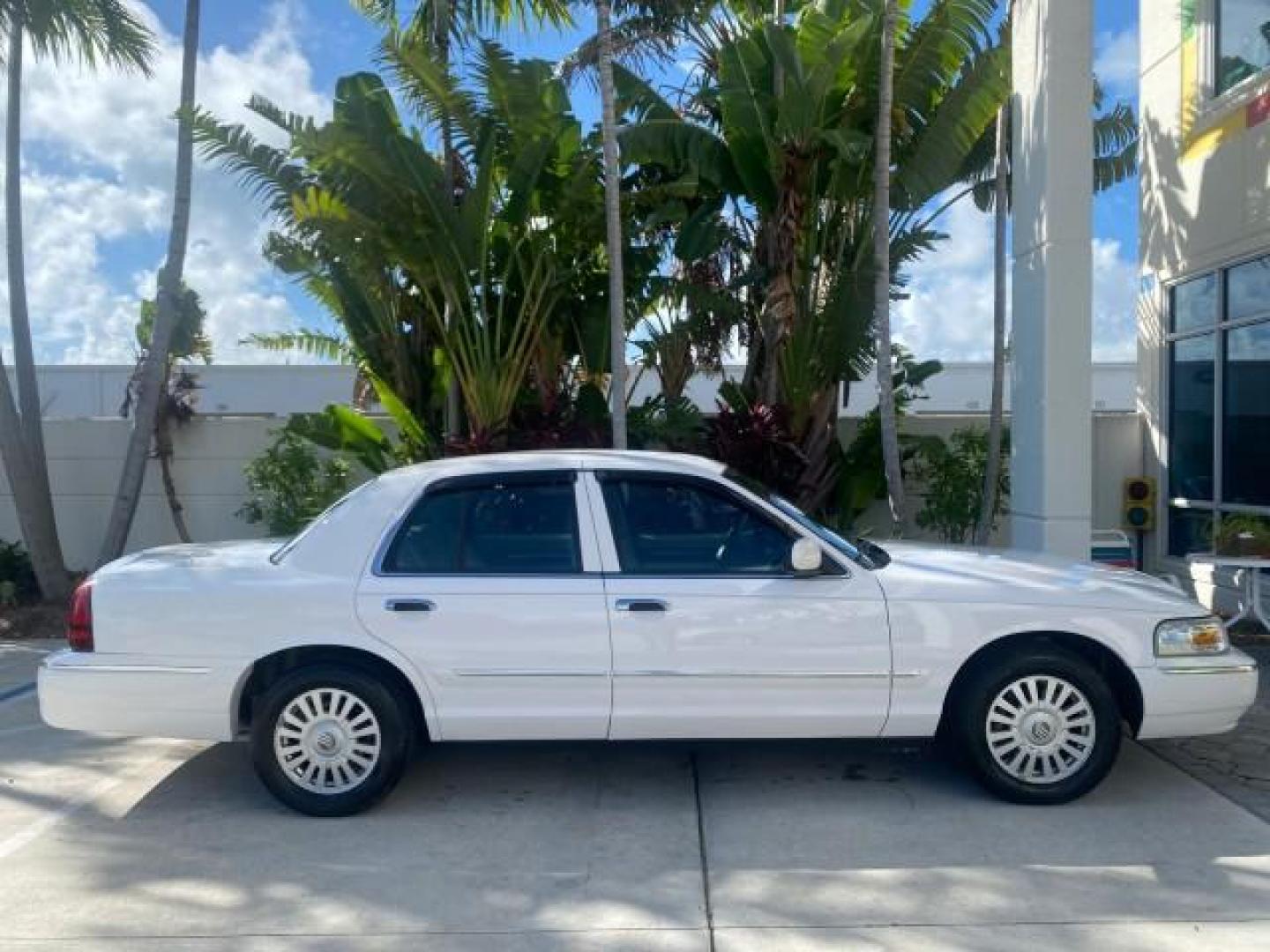 2007 Vibrant White /Med Light Stone Mercury Grand Marquis LS LOW MILES 62,205 (2MEFM75V17X) with an 4.6L SOHC FFV V8 Engine engine, Automatic transmission, located at 4701 North Dixie Hwy, Pompano Beach, FL, 33064, (954) 422-2889, 26.240938, -80.123474 - OUR WEBPAGE FLORIDACARS1.COM HAS OVER 100 PHOTOS AND FREE CARFAX LINK 2007 MERCURY GRAND MARQUIS LS VIN: 2MEFM75V17X635847 2 M E F M 7 5 V 1 7 X 6 3 5 8 4 7 SEDAN 4 DR 4.6L V8 F SOHC FLEX FUEL REAR WHEEL DRIVE Features ABS Brakes Air Conditioning Alloy Wheels AM/FM Stereo Automatic Transmission Cass - Photo#93