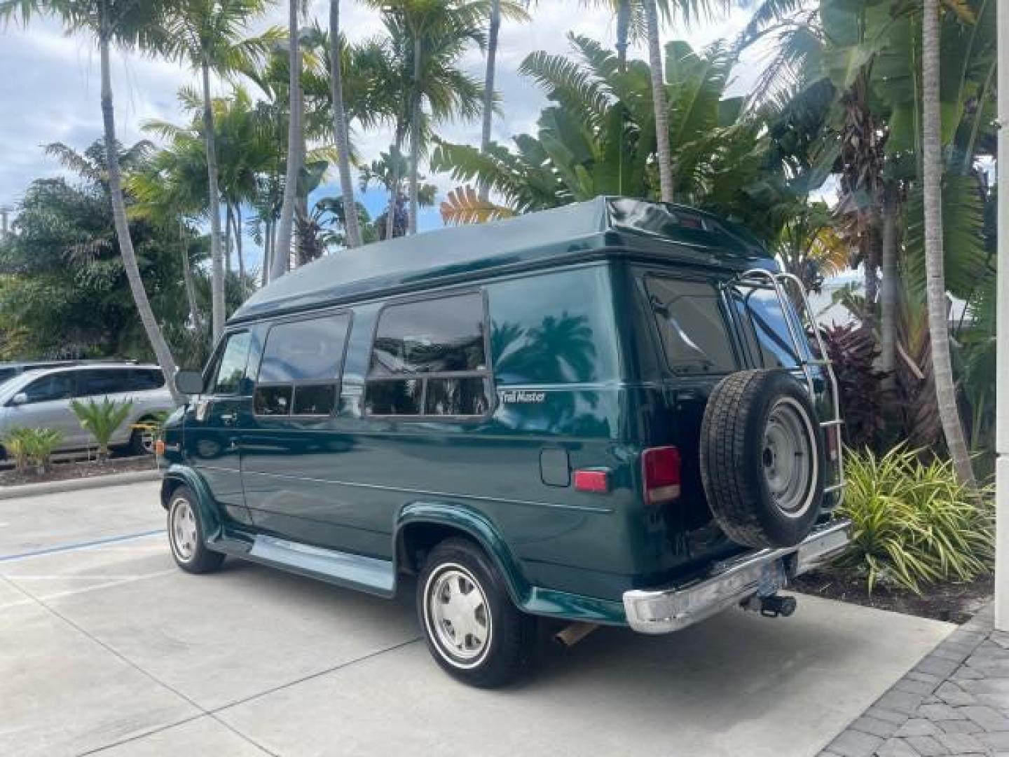1995 GMC Vandura CONVERSION VAN LOW MILES 68,220 (1GDEG25K5SF) with an 5.7L EFI V8 Engine engine, Automatic transmission, located at 4701 North Dixie Hwy, Pompano Beach, FL, 33064, (954) 422-2889, 26.240938, -80.123474 - OUR WEBPAGE FLORIDACARS1.COM HAS OVER 100 PHOTOS AND FREE CARFAX LINK 1995 GMC RALLY/VANDURA G2500 VIN: 1GDEG25K5SF556971 1 G D E G 2 5 K 5 S F 5 5 6 9 7 1 VAN 5.7L V8 F - This is the best motor ever built. GASOLINE REAR WHEEL DRIVE Features ABS Brakes Air Conditioning Alloy Wheels AM/FM Stereo Auto - Photo#5
