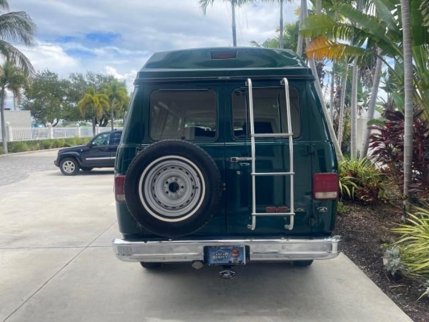 1995 GMC Vandura CONVERSION VAN LOW MILES 68,220 (1GDEG25K5SF) with an 5.7L EFI V8 Engine engine, Automatic transmission, located at 4701 North Dixie Hwy, Pompano Beach, FL, 33064, (954) 422-2889, 26.240938, -80.123474 - OUR WEBPAGE FLORIDACARS1.COM HAS OVER 100 PHOTOS AND FREE CARFAX LINK 1995 GMC RALLY/VANDURA G2500 VIN: 1GDEG25K5SF556971 1 G D E G 2 5 K 5 S F 5 5 6 9 7 1 VAN 5.7L V8 F - This is the best motor ever built. GASOLINE REAR WHEEL DRIVE Features ABS Brakes Air Conditioning Alloy Wheels AM/FM Stereo Auto - Photo#6