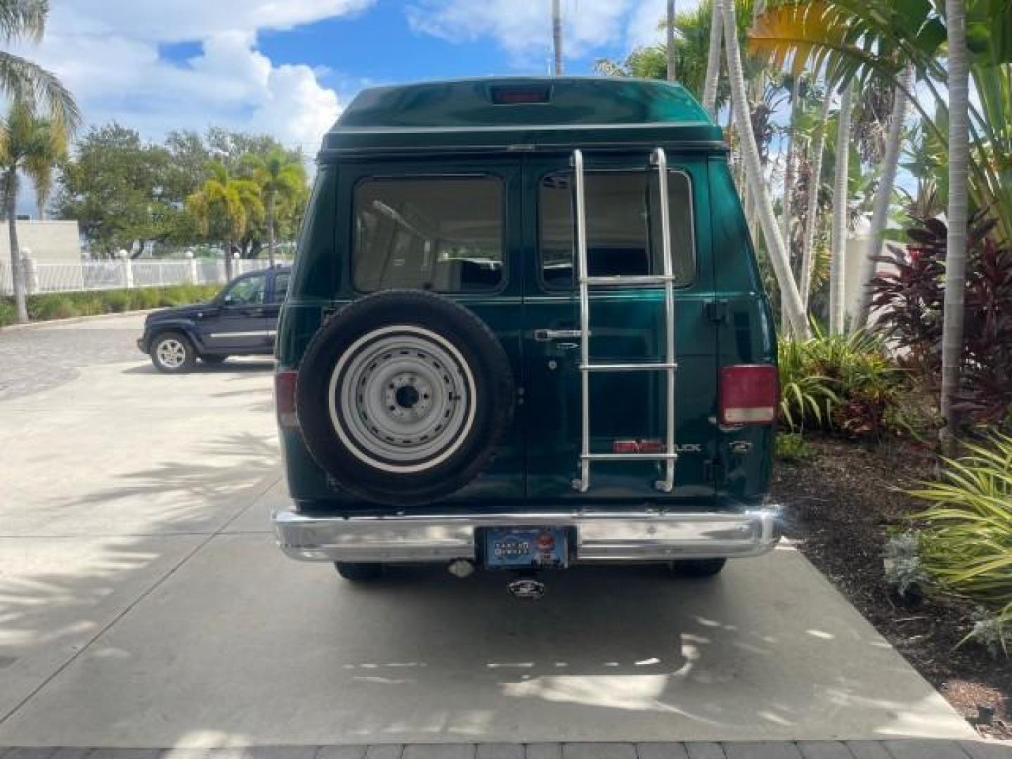 1995 GMC Vandura CONVERSION VAN LOW MILES 68,220 (1GDEG25K5SF) with an 5.7L EFI V8 Engine engine, Automatic transmission, located at 4701 North Dixie Hwy, Pompano Beach, FL, 33064, (954) 422-2889, 26.240938, -80.123474 - OUR WEBPAGE FLORIDACARS1.COM HAS OVER 100 PHOTOS AND FREE CARFAX LINK 1995 GMC RALLY/VANDURA G2500 VIN: 1GDEG25K5SF556971 1 G D E G 2 5 K 5 S F 5 5 6 9 7 1 VAN 5.7L V8 F - This is the best motor ever built. GASOLINE REAR WHEEL DRIVE Features ABS Brakes Air Conditioning Alloy Wheels AM/FM Stereo Auto - Photo#35
