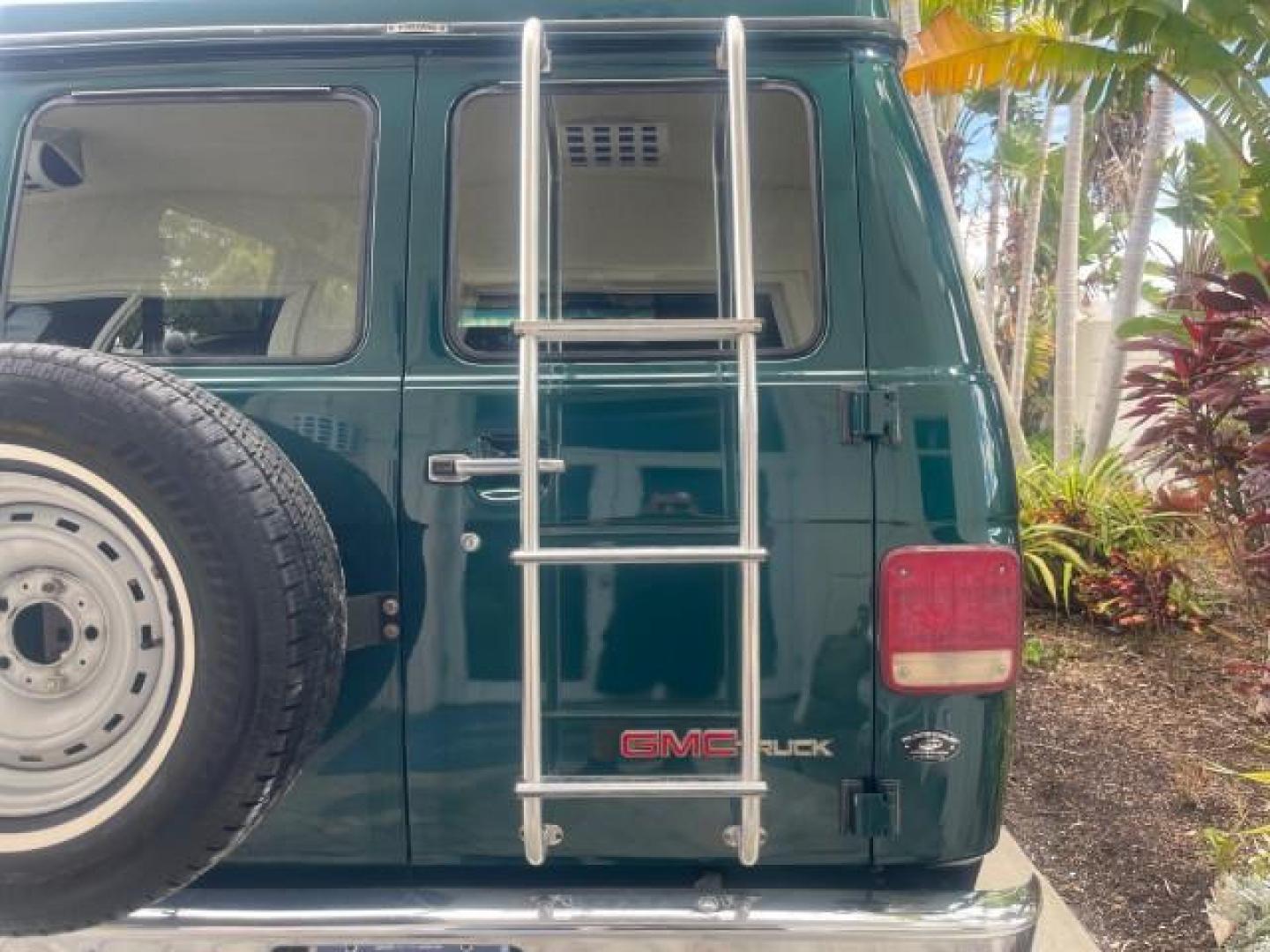 1995 GMC Vandura CONVERSION VAN LOW MILES 68,220 (1GDEG25K5SF) with an 5.7L EFI V8 Engine engine, Automatic transmission, located at 4701 North Dixie Hwy, Pompano Beach, FL, 33064, (954) 422-2889, 26.240938, -80.123474 - OUR WEBPAGE FLORIDACARS1.COM HAS OVER 100 PHOTOS AND FREE CARFAX LINK 1995 GMC RALLY/VANDURA G2500 VIN: 1GDEG25K5SF556971 1 G D E G 2 5 K 5 S F 5 5 6 9 7 1 VAN 5.7L V8 F - This is the best motor ever built. GASOLINE REAR WHEEL DRIVE Features ABS Brakes Air Conditioning Alloy Wheels AM/FM Stereo Auto - Photo#92