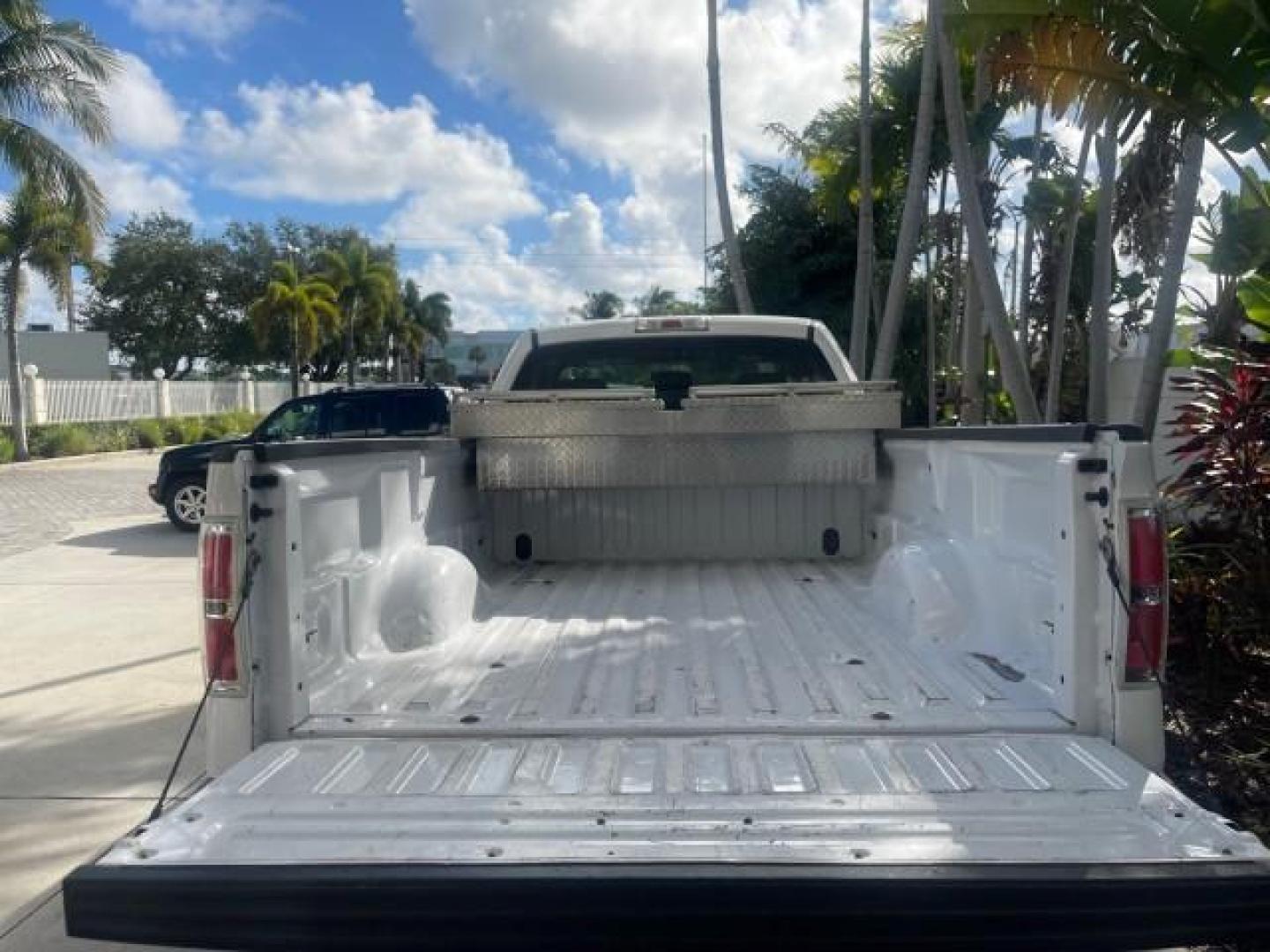 2014 Oxford White /Steel Gray Ford F-150 XL LOW MILES 28,806 4WD (1FTMF1EM2EK) with an 3.7L V6 Cylinder Engine engine, Automatic transmission, located at 4701 North Dixie Hwy, Pompano Beach, FL, 33064, (954) 422-2889, 26.240938, -80.123474 - OUR WEBPAGE FLORIDACARS1.COM HAS OVER 100 PHOTOS AND FREE CARFAX LINK 2014 FORD F-150 XL LONG BED 8 FT VIN: 1FTMF1EM2EKE36278 1 F T M F 1 E M 2 E K E 3 6 2 7 8 PICKUP 3.7L V6 F DOHC 24V FLEX FUEL REAR WHEEL DRIVE W/ 4X4 Features 4WD/AWD ABS Brakes Air Conditioning AM/FM Stereo Automatic Transmission - Photo#86