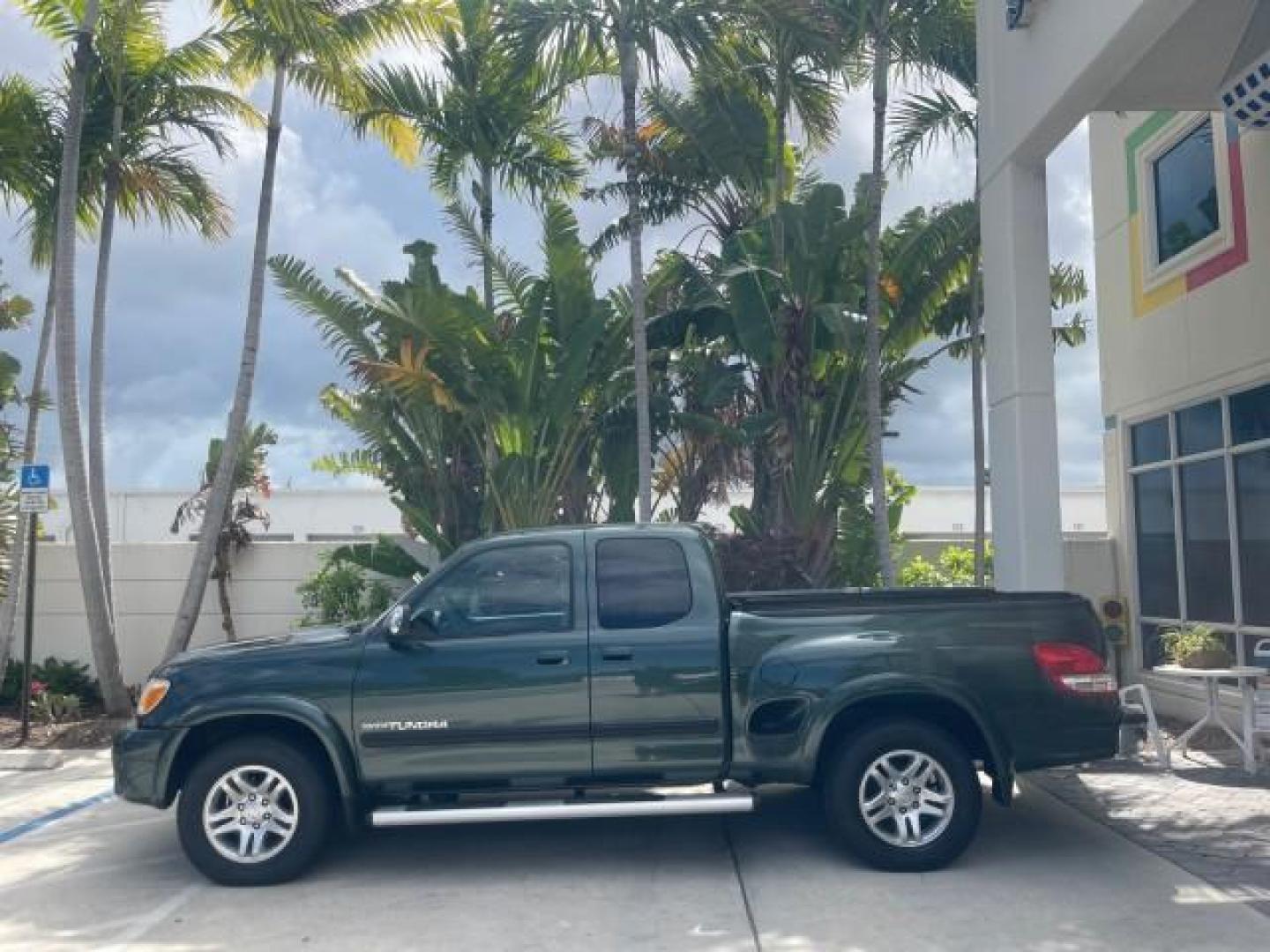 2006 Bluesteel Metallic /Taupe Toyota Tundra SR5 LOW MILES 4.7 V8 (5TBRT34136S) with an 4.7L DOHC SEFI 32-Valve i-Force V8 Engine engine, Automatic transmission, located at 4701 North Dixie Hwy, Pompano Beach, FL, 33064, (954) 422-2889, 26.240938, -80.123474 - OUR WEBPAGE FLORIDACARS1.COM HAS OVER 100 PHOTOS AND FREE CARFAX LINK 2006 TOYOTA TUNDRA SR5 LONG BED VIN: 5TBRT34136S474719 5 T B R T 3 4 1 3 6 S 4 7 4 7 1 9 4 DOOR EXTENDED CAB PICKUP 4.7L V8 F DOHC 32V GASOLINE REAR WHEEL DRIVE Features ABS Brakes Air Conditioning AM/FM Stereo Automatic Transmiss - Photo#4