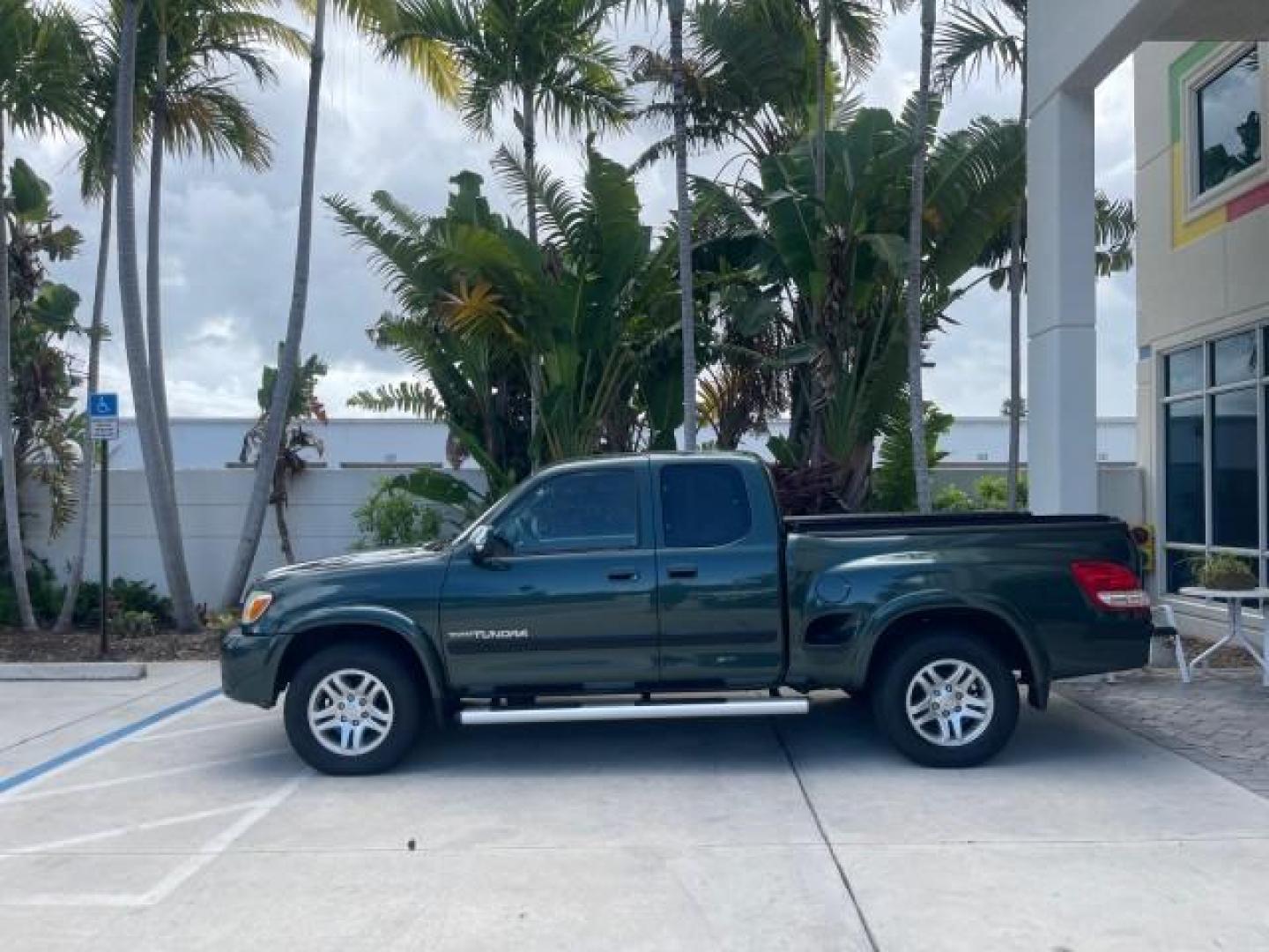 2006 Bluesteel Metallic /Taupe Toyota Tundra SR5 LOW MILES 4.7 V8 (5TBRT34136S) with an 4.7L DOHC SEFI 32-Valve i-Force V8 Engine engine, Automatic transmission, located at 4701 North Dixie Hwy, Pompano Beach, FL, 33064, (954) 422-2889, 26.240938, -80.123474 - OUR WEBPAGE FLORIDACARS1.COM HAS OVER 100 PHOTOS AND FREE CARFAX LINK 2006 TOYOTA TUNDRA SR5 LONG BED VIN: 5TBRT34136S474719 5 T B R T 3 4 1 3 6 S 4 7 4 7 1 9 4 DOOR EXTENDED CAB PICKUP 4.7L V8 F DOHC 32V GASOLINE REAR WHEEL DRIVE Features ABS Brakes Air Conditioning AM/FM Stereo Automatic Transmiss - Photo#31